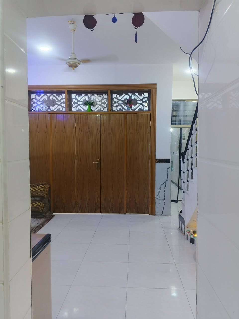 بيت ل بيع المساحه 100 متر 😇البيت طابق ونص 🏠يباع عل مبادره 
✅ستقبال مفتوح ع صاله باب دفتري 
✅ غرفه عدد 2
✅صاله عدد 2
✅مطبخ
✅ صحيات عدد 3
المكان حي النداء شارع المجمعات شارع 60 مال الاطفائيه وجامع الاحسان
البناء طابوق نهروان والسقوق صب كونكريت
السعر 90.💰 وبي مجال 
يباع عله مبادره 

للاستفسار***********
#ملاحضه_يوجد_واتساب 📩📩
