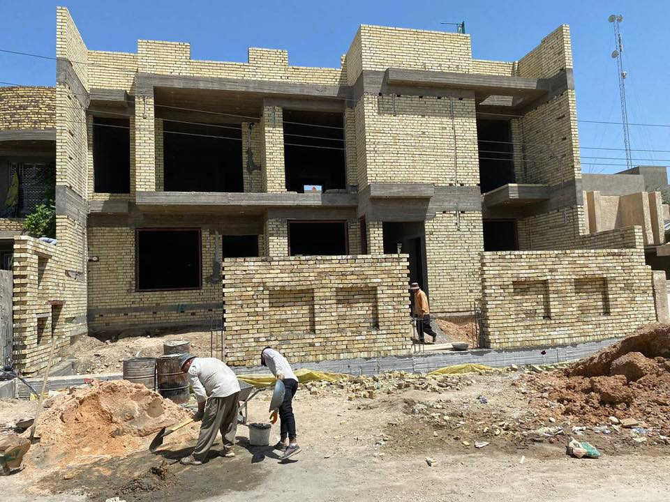 السلام عليكم،،، دار للبيع،،، مطلوب اسكان مع امكانية تحويل القرض باسم المشتري 
المساحة 300م   15*20 (طابو صرف )
الدار قيد الانشاء (مرحلة التشطيب) 
الموقع شارع 30 فرع المدرسة العريض خلف دكتور مثنى الموقع السابق الضباط 2 
عرض الشارع 15 م 
عدد الغرف 5 نوم  (2 ماستر) 
مطبخ حار / بارد 
صالة ضيوف 
هول داخلي 
حديقة داخلية 
حديقة خارجية 3 ونص * 12 
كراج سيارة 
مخزن عدد 2 
غرفة غسيل 
لمعرفة باقي التفاصيل والسعر الاتصال على الرقم 
علماً البناء طابوق جمهوري الكونكريت مركزي حديد التسليح اوكراني 
***********
