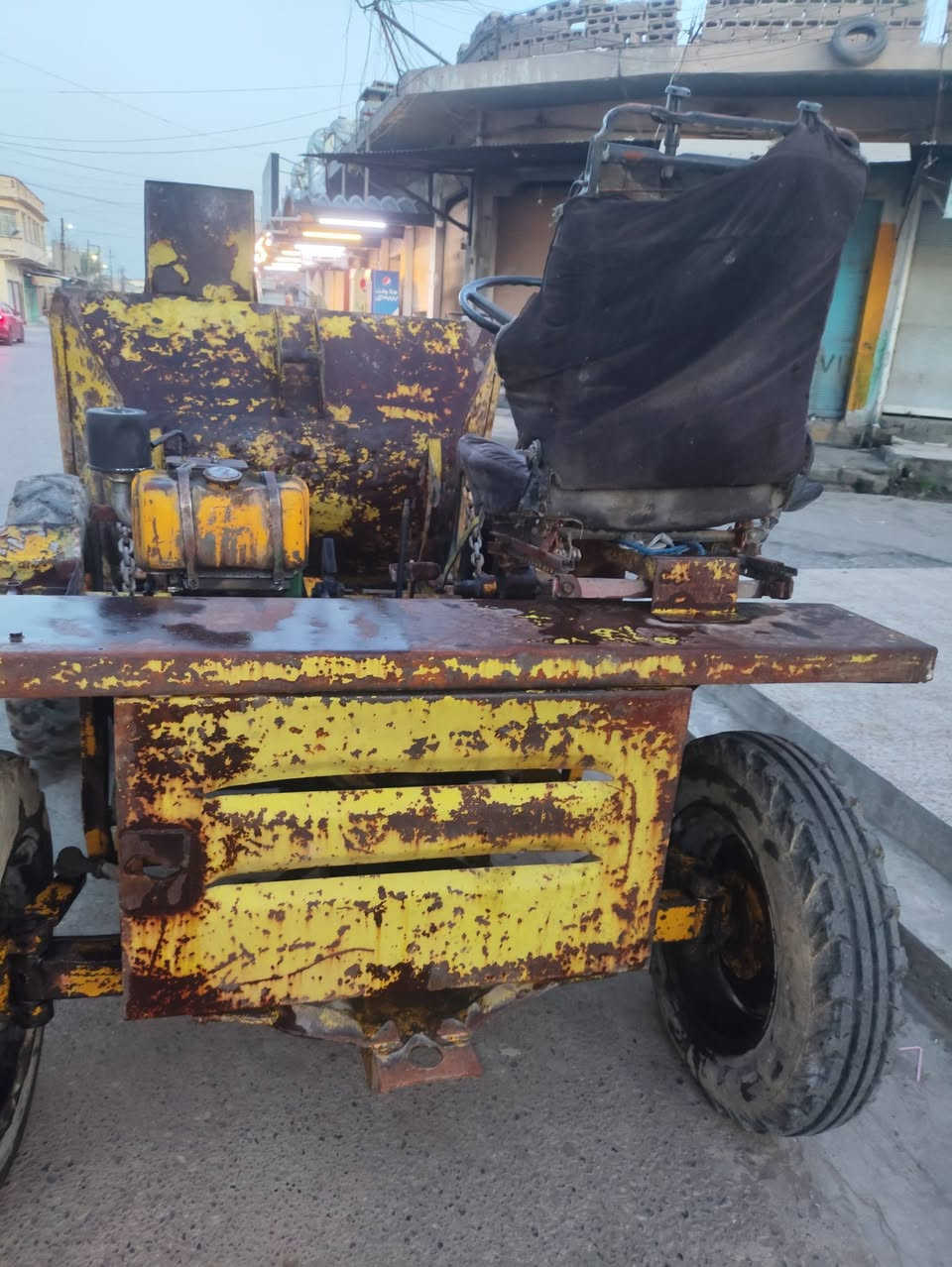 دنبر تاوتس للبيع نضيف بسعر 2 مليون مكينه كير اكسن فرندكسن شرط بي خيسان قليل بالكيلة واضح بالصورة وشاصي مفطور من تحت الكير وملحوم من زمان
***********
