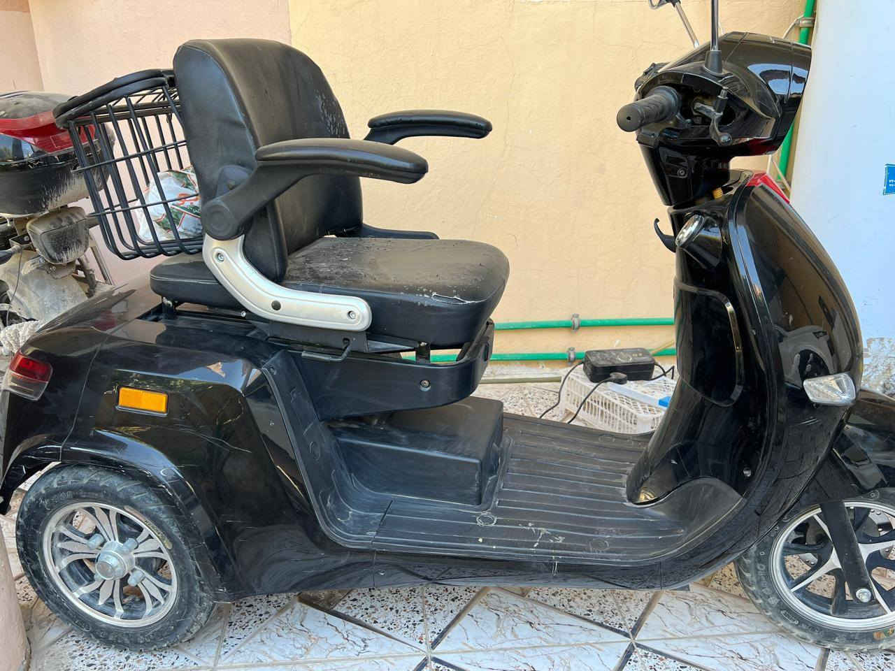 السلام عليكم
للبيع دراجه ثلاثيه ٣ تايرات لون اسود موديل ٢٠٢٣ فول مواصفات السعر مليون مكان الدراجه الرمادي هاتف ***********
