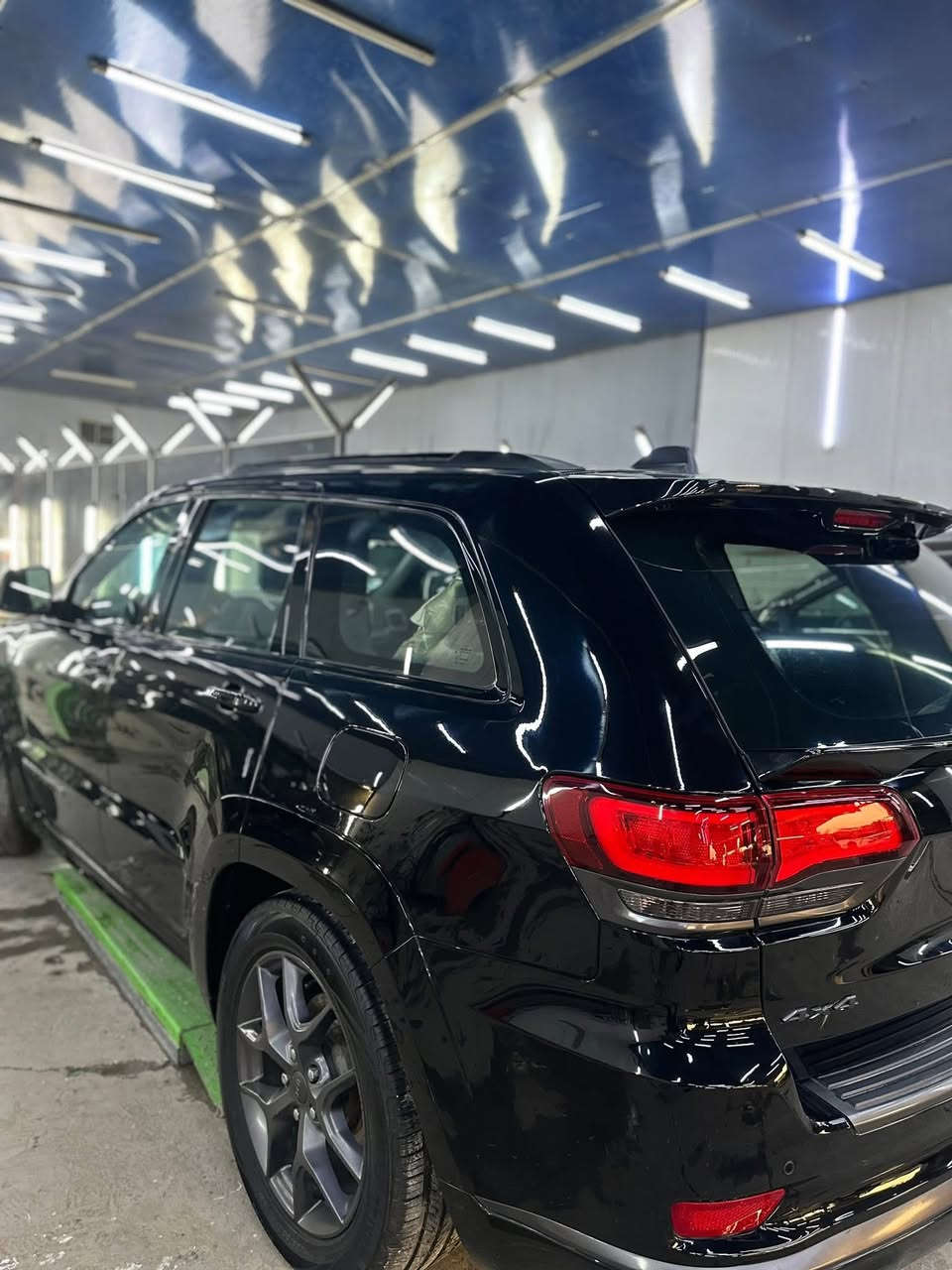 السلام عليكم لبيع Jeep (Limited X)
الحادث خشم  البنيد مبدل اصلي نفس اللون 
وجاملغ صبغ وصور الحادث موجوده 
ماشيه 80 الف 
السيارة حيل جديدة

الموديل :2019
المحرك : V6.  3.6L .

تخم تايرات جديد
صدر جديد امامي خلفي
ترايها كلش حلو سياره برغي مناقصها بأسمي تحويل نفس اليوم 🖤

* المواصفات :
* نقطة عمياء .
* دفع رباعي 4x4 . 
* فرش المقاعد من الجلد . 
* المقاعد الأمامية كهربائية .
* ذاكرة لحفظ وضعيات الجلوس . ليد
* المقاعد الأمامية مع تدفئة . 
* صف المقاعد الخلفية مع تدفئة . 
* ويل قياس 20 انج اسود لماع .
* مقود السائق كهربائي . 
* تدفئة ستيرن . 
* سقف بانوراما .
* شاشه 8.4 انج .
* نظام الملاحة (GPS) . 
* نظام خاص للطرق الوعرة . 
* مصابيح امامية زنون . 
* المصابيح الأمامية مع LED لايت . 
* كشافات الضباب زنون . 
* تشغيل عن بعد .
* صندوق كهربائي .
*  حساسات أمامية . 
*  حساسات خلفية .
* كاميرا خلفية .
* بخاخ ماء لتنظيف المصابيح الامامية .
* مرايا بخاصية التعتيم الذاتي . 
* مرايا جانبية قابلة للطي كهربائيا . 
* بلوتوث تلفون . 
* محدد سرعة . 
* نظام تشغيل واطفاء اوتماتيكي للمحرك للتوفير من صرف الوقود .
* نظام بريك اوتماتيكي 
مكانها بغداد البياع ***********‬
للاستفسار اتصال او وواتساب
