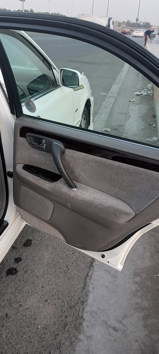 السلام عليكم ورحمة الله
ملكه البيع لون ابيض مكفوله 
بيها رشات صبغ موديل 2001دكمتين تحوير نجف رقم انكليزي بسمي بصره سياره جاهزه
***********
