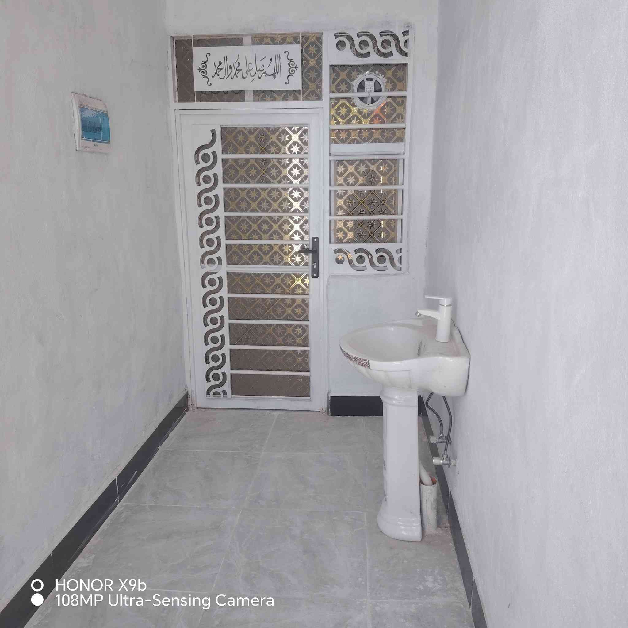 سلام عليكم  بيت مرقم بالديه 100متر غرفه وصاله ومطبخ وستقبال البيت بنيان جديد ماعايز كلشي سراميك اريضه بورنسلين بعد هواي بي  تفاصيل السعر 38 وبي مجال شارع المطار الجديد حي صدر الثالث ***********
