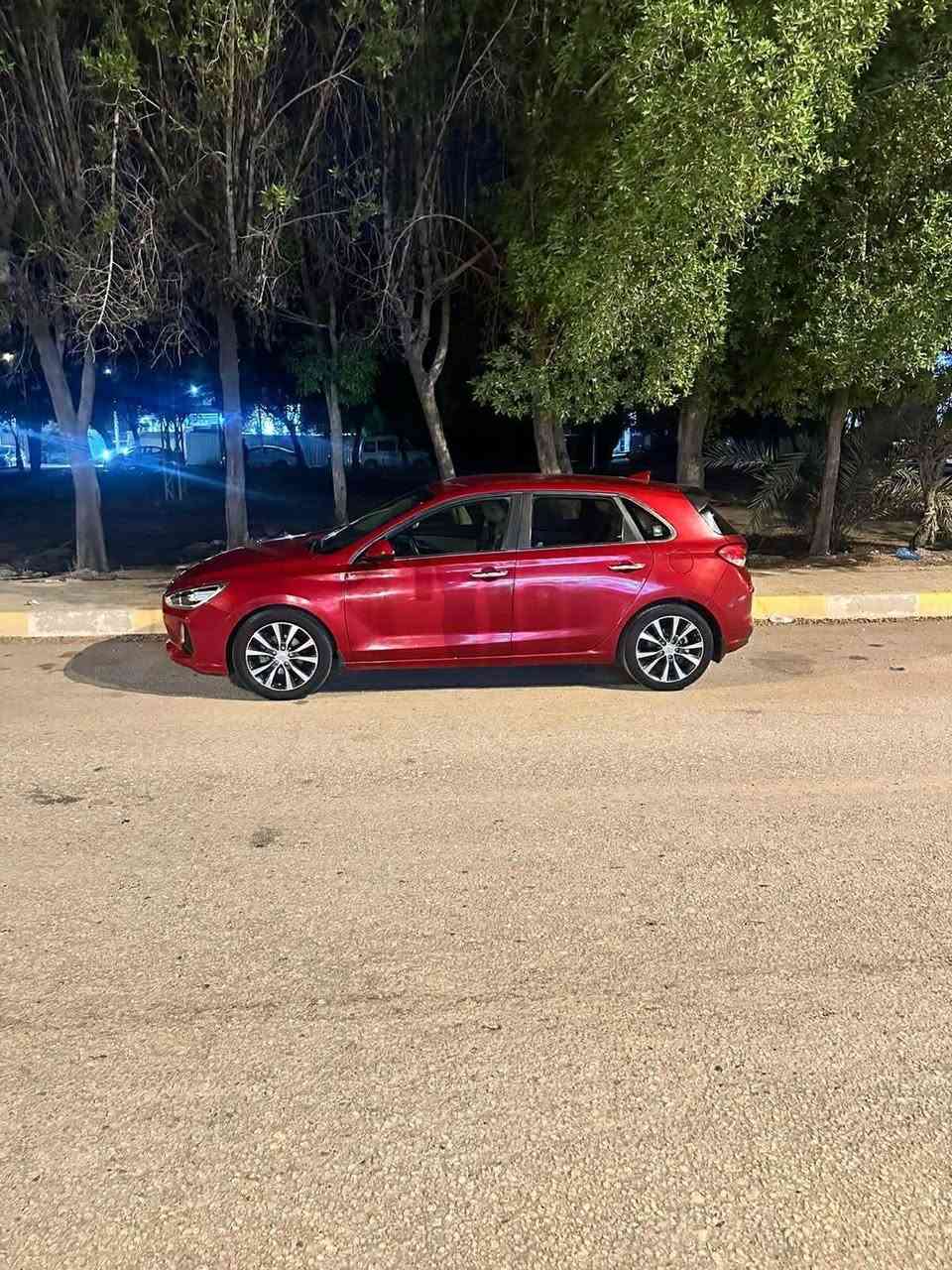 السلام عليكم 
للبيع النترا  رقم بابل هزه و سنويه جديدة وراد أمريكي موديل 20 حادثها بجم ايمن و باب خلفي
مكانها حلة شارع 80 
للتواصل
***********
