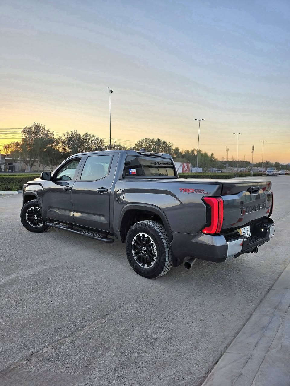 🚘 : تويوتا تندرا (Toyota Tundra)

🌟 الفئة: Crewmax SR 

📅 الموديل: 2023

🛣️ الممشى: 17,000 ميل فقط 

🔢 رقم الشاصي : (5TFLA5AB4PX027839 )

​⚙️ المواصفات :

• ​المحرك: الجيل الجديد i-FORCE 3.5L V6 توين تيربو 

• ​ناقل الحركة: أوتوماتيكي بـ 10 سرعات لأداء سلس واقتصادي.

• ​الشاشة: شاشة وسطية 8 بوصة ذكية تدعم Apple CarPlay و Android Auto لاسلكياً.

• ​أنظمة الأمان: حزمة السلامة المتطورة (Toyota Safety Sense 2.5) تشمل رادار التصادم، وتنبيه الخروج عن المسار.

• ​الإضاءة: منظومة إنارة LED أمامية كاملة.

• ​الدخول: نظام الدخول الذكي والتشغيل بالبصمة.

• ​المقصورة: فئة الـ Crewmax توفر أوسع مساحة ركوب خلفية لراحة العائلة.

​✅ حالة السيارة:

السيارة مفحوصة بالكامل وجاهزة 

الحادث جانبي (صور الحادث مرفقه").

.تحويل ثاني يوم

​💰 السعر: [33$] وبيه مجال

​📍 موقع - بغداد - حي الجامعة

📞 ( ***********)
