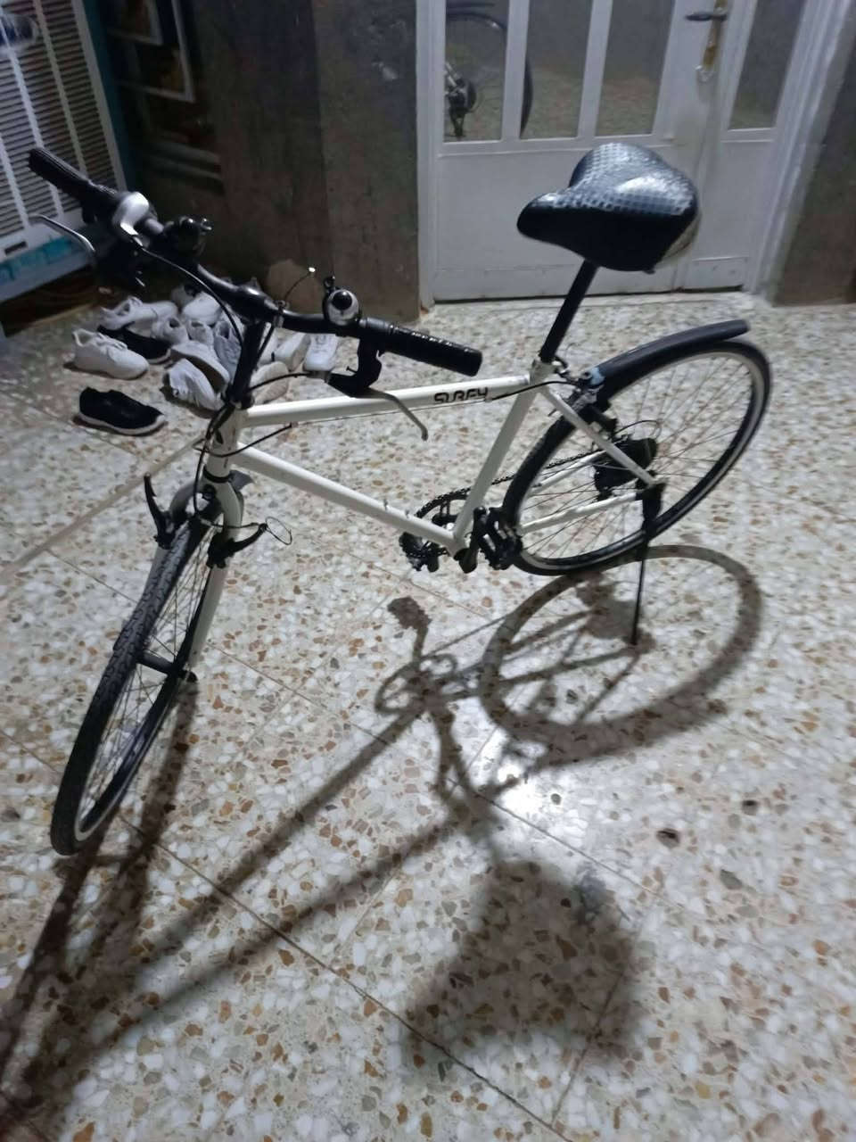 السلام عليكم بيسكل سي سبع مئة لون ابيض بعدة جديد بس متروك السعر ب60 وبي مجال قليل  العنوان بغداد العبيدي للمراسلة واتساب. *********** فقط عل واتساب
