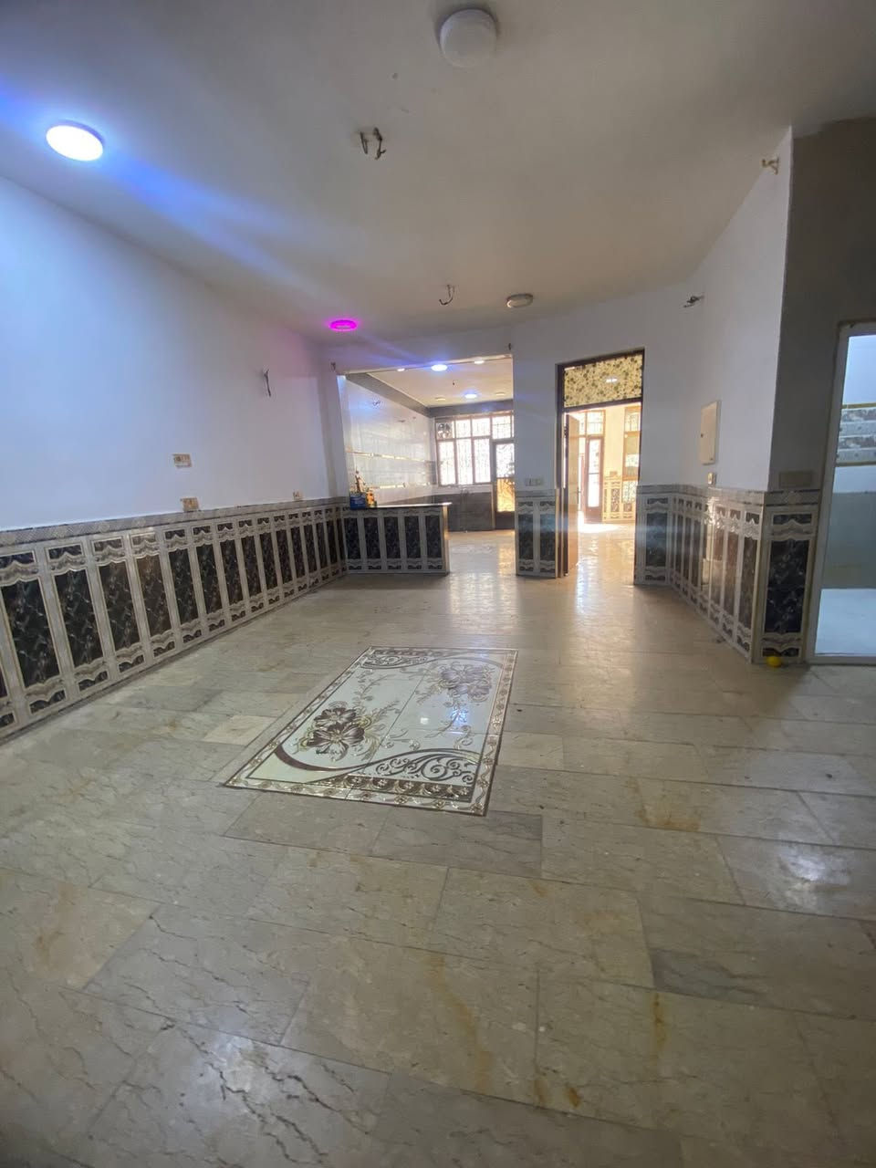 للايجار في السيدية
طابق ارضي مساحه 200 متر معزول بي مدخلين وبي كراج 

يحتوي على غرفتين نوم وصاله وكبيرة ومطبخ وخدمات ثنين وحولي كبير 

الايجار ٨٠٠ الف 

للاستفسار ***********
