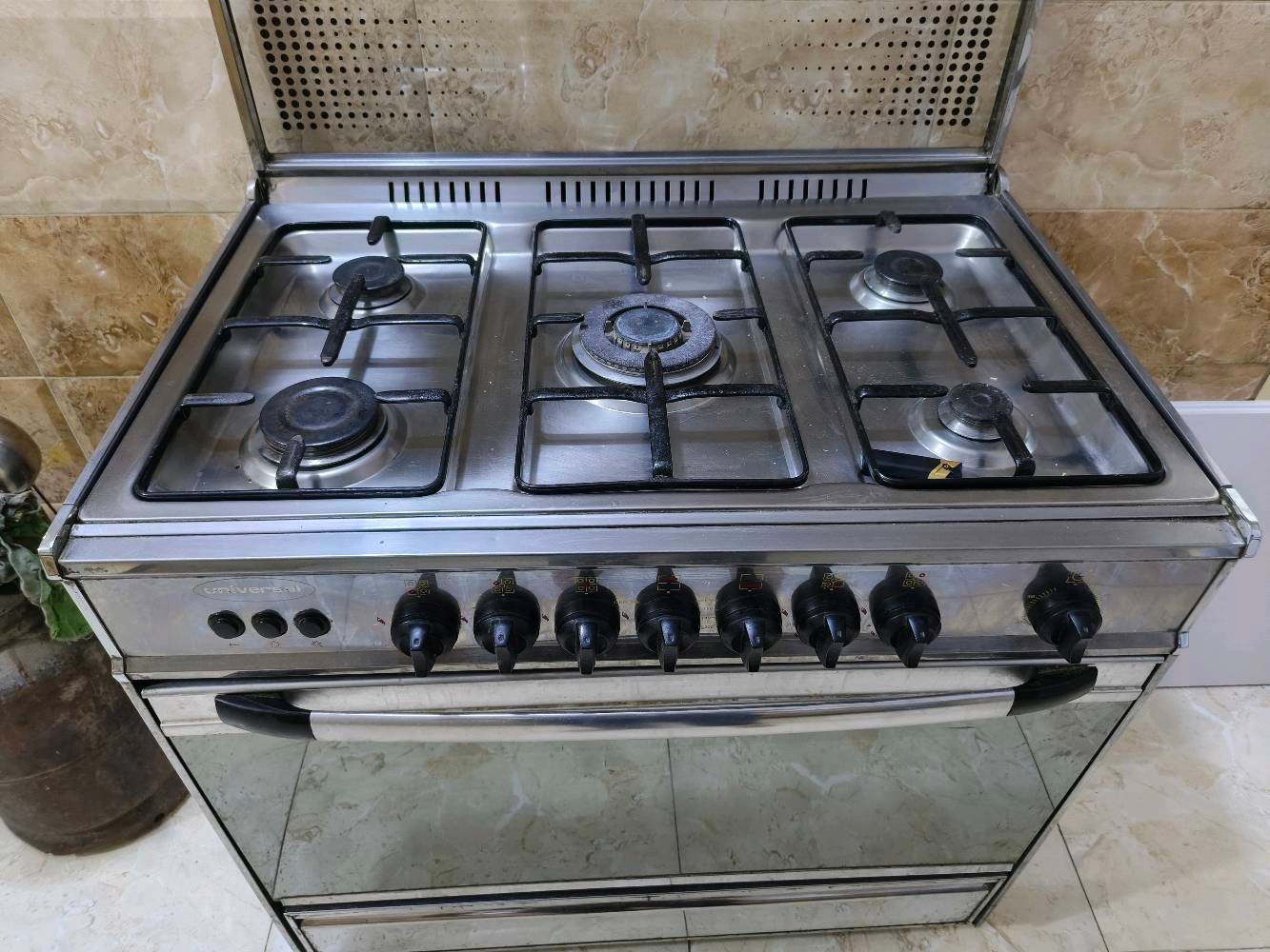 طباخ غازي من شركة يوني ڤيرسل العالميه باب اول والطباخ جداً نضيف و استعماله جداً قليل والسعر ٢٢٥الف دينار الموقع بغداد جهة الرصافه