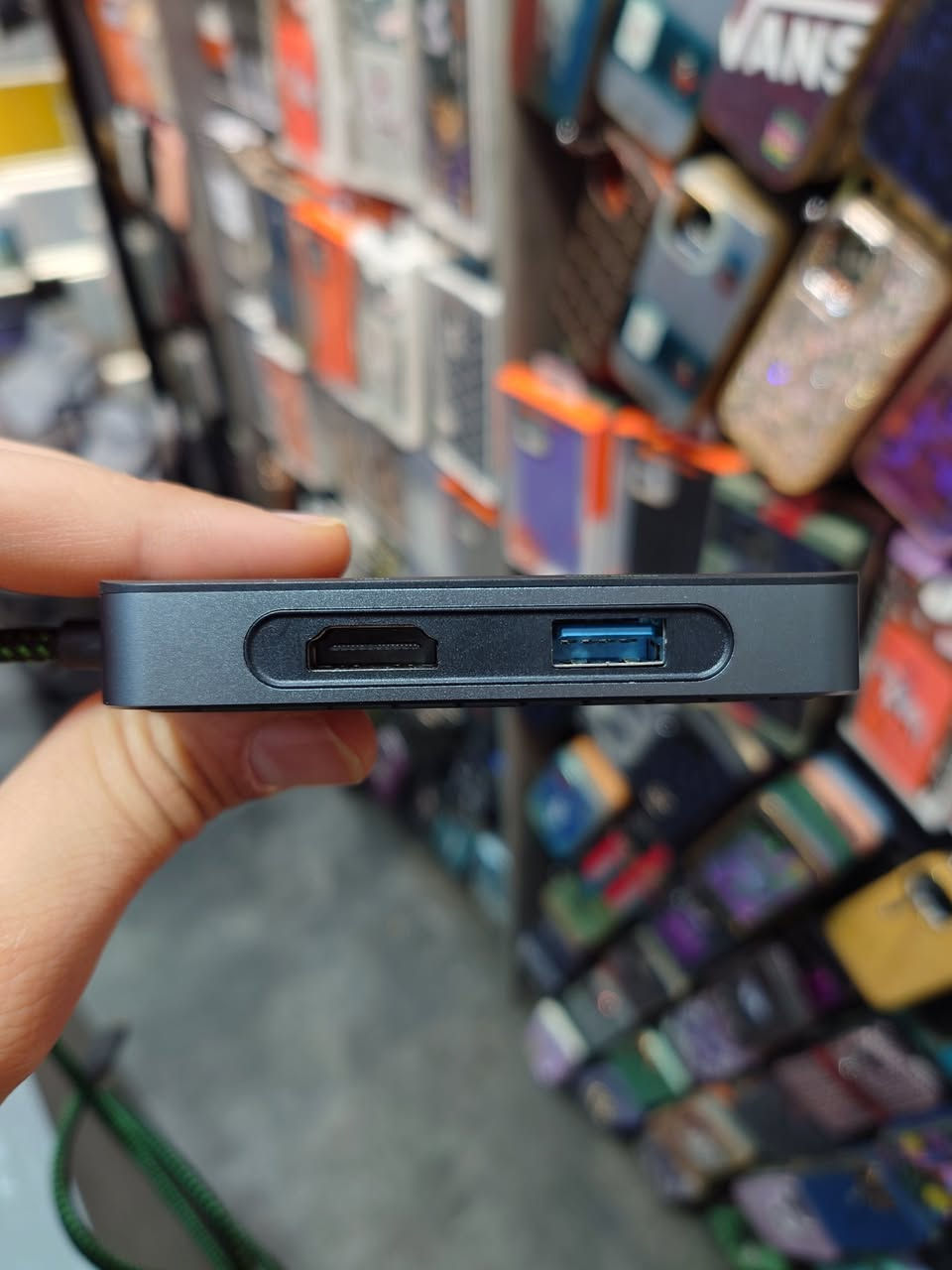 ئەداپتەری ئۆرجیناڵی پیڤا، تایبەت بە یاری

تایبەتمەندی:

خاوەنی حەوت دەرچەیە

دەرچەی HDMI: گواستنەوەی شاشە بە ڕوونی 4K 60HZ

دەرچەی Ethernet: پشتگیری خێرایی 1000Mbps دەکات

دەرچەی USB A: بۆ پەیوەست کردنی ئەو مۆبایلانەی پشتگیری لەم دەرچەیە دەکەن

دەرچەی 100W PD: پشتگیری بارگاویکردنەوە دەکات بە خێرایی سەد وات

دوو دەرچەیType C: بۆ پەیوەست کردنی بیستۆک و بارگاوی کردنەوە

دەرچەی USB Audio Bridge: تایبەت بە ئەو کەسانەی لایڤ ستریم دەکەنەوە یان ئەوانەی پڕۆفیشناڵن لە بواری دەنگی

پشتگیری ساوند کاردی 32Bit: دەنگێکی بێ خەوش و ڕوون بەردەست دەکات بە هۆکاری چیپی 32-bit/384KHz

ئەم ئەداپتەرە تایبەتە بەو کەسانەی خاوەن مۆبایل یان ئایپادی تایپ سین، بە دیاری کراوی ئەو کەسانەی یاری پەبجی و کۆڵ ئۆف دوتی هتد.. یان لایڤ ستریم دەکەن

نرخی ٥٥ هەزار، گەیاندن بەردەستە السليمانية, العراق


**إذا كنت صاحب هذا الإعلان وتريد حذفه لأي سبب، رجاءا أرسل رسالة إلى الدعم الفني**