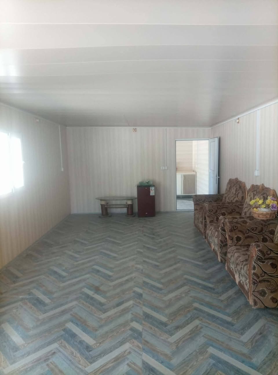 السلام عليكم كرفان للبيع صاله كبيره مع غرفه مع صحيات 
الطول12متر العرض 8 نظافه 100من100عمل موقعي حديد ثقيل السعر 7مليون 
***********
***********
