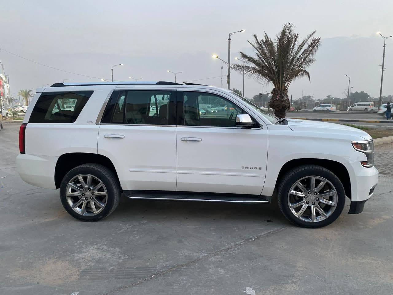 سلام عليكم شوفر ليت تاهو موديل 2015 خليجي وكالة المنصور فول موصفات 
واحد ع واحد LTZ 
رقم سنويه كله جديد 
كفاله عامه ضربه وصبغ وتبديل 
ماشيه 113KM
السعر 280. وبيها مجال 
رقم الموبايل. ***********
