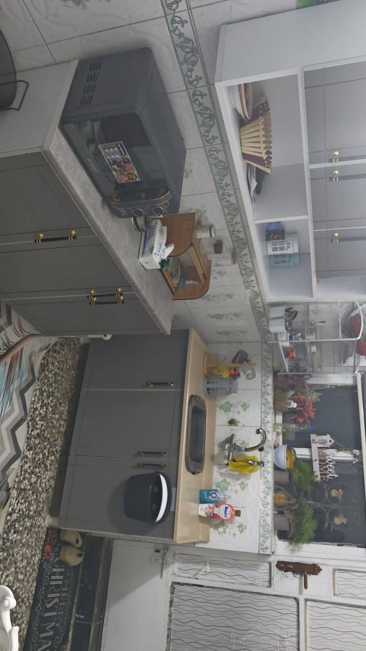 غراض للبيع استخدام قليل جدا كل الاغراض جديده اي ضرر مابيهن بيهن السبلت غير مستخدم والمايكرويف غير مستخدم للبيع كل الاغراض كاونتر كامل مع ملحق وسنك متر ونص وسنك مرمر
غرفة نوم تركيه استخدام قليل واي ضرر مابيه 
3بنكات سقفيه 
صوبة كهربائيه نوال تشتغل عالمولده 
هيتر عامودي حرارته كولش عاليه 
مايكرويف غير مستخدم 
فراش غرفة نوم اصلي 
كيزر جديد مستخدم ايام 
مبرده كونفيرا 
مراه حمام 
تخم 7مقاعد مع الكوشات استخدام قليل نظيف جدا 
شاشه تلفزيون 42 
سيت طبلات 3خشب 
ميز طعام مع 3 كراسي 
ثلاجه جديده جدا استخدام قليل 
سلة صحونه 
بردات شباك 5امتار 
وبرده شباك 3امتار 
تيبلام خشب طبيعي 
ولوحات جداريه عدد 2 و زوليه 3ف 4 
علما ان الاغراض ابيعهن البيت كامل وغراض كولش جديده والسعر واتس اب ***********
