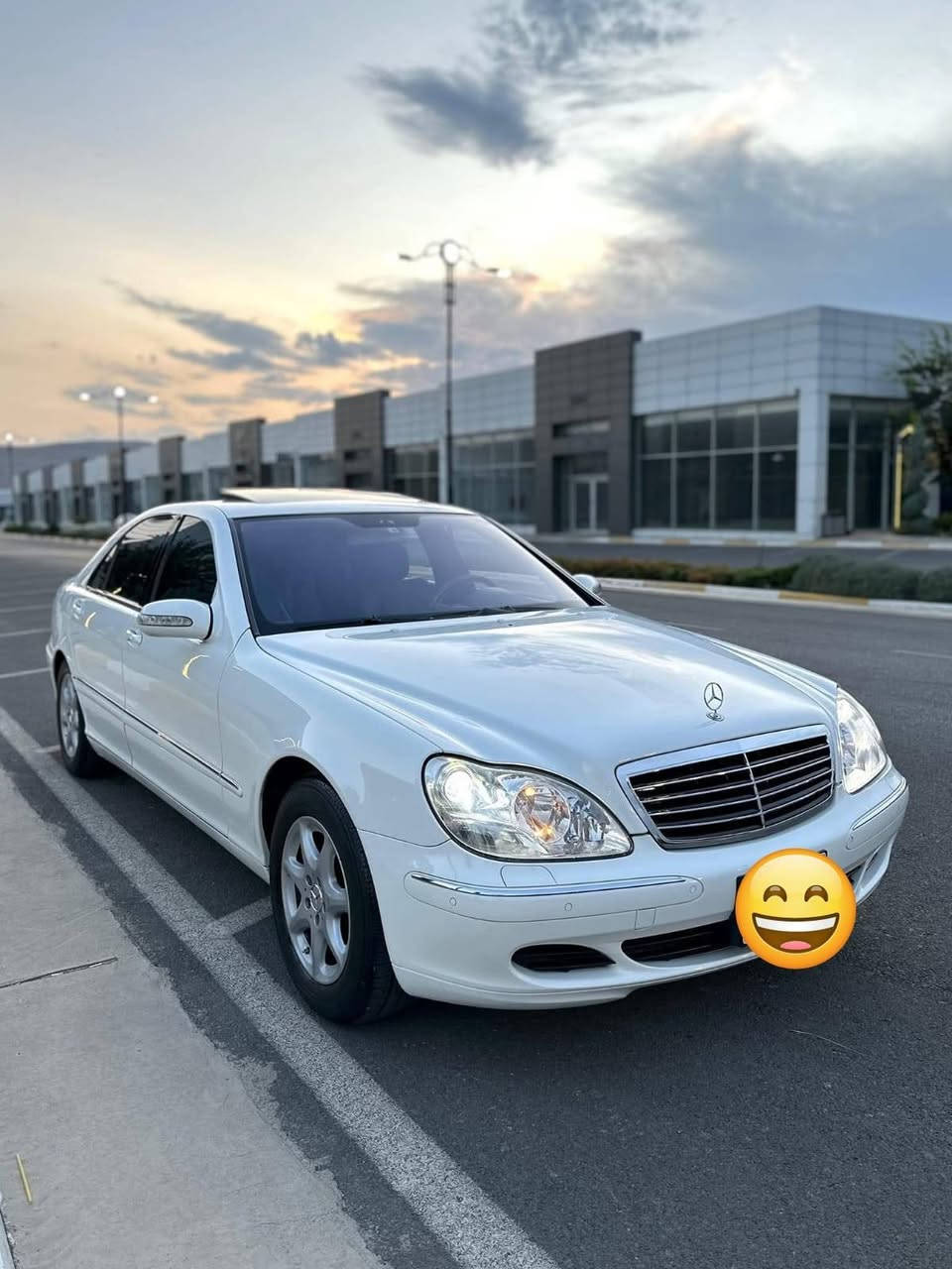 تحفة للبيع 🌟
***********
​Mercedes-Benz S 500 موديل 2004(أصل)
​🚗 الحالة: للبيع السيارة شرط "باكيت لوك" وجاهزة من كل النواحي.
​🛠️ الملحقات: العدّة كاملة مع السبير والكتالوجات الأصلية موجودة.
​📄 الأوراق: رقم بغداد (مشروع وطني) باسمي، أصولية مع سنوية وهزة وفحص جديد.
​🔹 البدن والسلامة:
​مكفولة من الحادث والضربة.
​تحتوي على قطع ونصف رش "كلير" تجميلي في اليابان فقط.
​
​جام أزرق عازل للحرارة + ايرباكات سليمة بالكامل.
​🔹 المواصفات والتفاصيل:
​🔑 بصمة تشغيل + صندوق شفط.
​☀️ سلايد روف (فتحة سقف).
​🎈 نظام التعليق: 4 جوبلسات بحالة ممتازة (تصعد وتنزل حسب الرغبة).
​🪑 الداخل: جلد أسود بحالة جديدة جداً + كشنات كهرباء مع ميموري (3 وضعيات) وهتيارات (تدفئة).
​❄️ التبريد: 3 قطع + ثلاجة وسطية.
​🎡 الستيرن: تحكم جهتين + كهرباء + تدفئة ستيرن.
​💡 الإضاءة: لايتات زينون بلادية + داينمك (تتحرك مع الستيرن) + زراك لايت + لايت أوتو + إنارة ترحيبية خارجية وداخلية.
​🔊 الصوت والترفيه: سستم صوت BOSE احترافي + شاشة وسطية 3 أنظمة + شاشة أعطال.
​⚙️ القيادة والأداء: كير 3 وضعيات (Sport / Comfort / Auto) + مثبت سرعة (كروز كنترول).
​🛞 الويلات والحدادية: ويل 19 بلادي + صدر أمامي وخلفي جديد.
​🛡️ إضافات أخرى: حساسات أمامي/خلفي + حساس مطر + مري قلاب مع الرجوع + دوسات نيكل كروم.
​📝 ملاحظة:
السيارة بدون أي نقص نهائياً، أحلى من الصور، تجي تشغل وتتوكل على الله.
​📍 المكان: بغداد
📞 رقم الهاتف (للاستفسار): ***********
(يرجى الاتصال تلفونياً لعدم التواجد المستمر على الإنترنت)
💰 السعر: اتصل وتدلل (سبب عدم ذكر السعر تجنباً لكسر حلال الناس).
