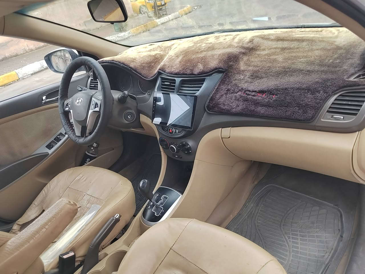 اكسنت 2013 وارد خليجي بدون صبغ (كلين).الضرر فقط رصعات صغيرة 
محرك 4 سلندر 1600. 
 كير ومحرك ما مفتوح. 
تدفئ تبريد شغال. 
كهربائيات كامل شغاله. 
شاشة ايباد +كامرة خلفية. 
سنوية 2027. 
كوبون بانزين موجود. 
عداد ممشة 170kmالف.
سعر 115 وبي مجال.
***********
