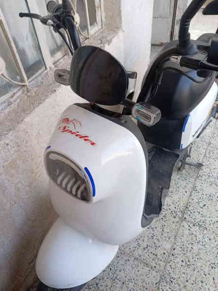 دراجة الكهربائية باندا للبيع  سعر 350 وبيها مجال
مستعمله شهرين فقط

 من نوع Uwinfly U2S.  مواصفاتها 
قوة المحرك: 800 واط. 
السرعة القصوى: حوالي 36 كم/ساعة 
البطارية: 48 فولت 20 أمبير ساعة. 
المدى (المسافة المقطوعة بالشحنة الواحدة): حوالي 50 كم 
الوزن الأقصى للراكب: 100 كجم. 
نظام الفرامل: فرامل طبلية (Drum brake) ( قرصية ميكانيكية). 
الميزات الإضافية: عداد سرعة رقمي بالكامل (Full Digital Speedometer) ونظام مفتاح ذكي (Smart System Key).
مامتواجد ع الفيس راسلني واتس اب 
***********
