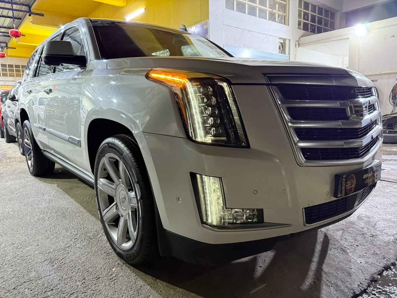 نــــــوع السيــــارة : كديلاك _ إسكاليد _ بريميوم .لكجري
المــــــــوديــــــل : 2019 .دخول جديد 
لـــون الســـــــيارة : أبيض صدفي 
ألمسافة ألمقطوعة : 79 ألف ميل .
عدد الاسطــــوانات : 8 سلندر .
حجـــم المحــــرك : 6200 CC .
نـــــاقل ألحــــركة : أوتوماتيك .
نــــوع ألـــــــوقود : بنزين .
ألـــــــــــــــــوارد : أمريكي .
رقــــم اللوحــــــة : بغداد . 
المـــــــــقاعـــــد : جلد قرميدي .
فئـــــة الســـــيارة : SUV . 

ألمواصفـــــــــات : فول مواصفات ، فتحة سقف  ، بصمة تشغيل و بصمة ابواب ، نظام ترحيب ، صندوق كهرباء ، كاميرات عدد 5 والرؤية  360ْ ، كشن هزاز  ، شاشة كبيرة ، حساسات خلفية و امامية ، داتا شو لعرض معلومات القيادة على الجامة الامامية ، ميموري خزن كشن السائق ، كشنات كهرباء و مساج ، تدفئة وتبريد بالكشنات ، الصف الخلفي منفصل VIP ، شاشة ترفيه وسطية ، رادار امامي وجانبي وتحديد مسار وتنبيه الخروج من المسار ، قاصة ، عداد ديجيتال ، سايد بريك بصمة ، لايت اوتو وعدسات عدد 10 , لد نهاري ، كشافات ضباب امامية ، بگ لايت لد ، 7 راكب ، تبريد ثلاث قطعة ، يدات الابواب كروم مع لد ترحيب ، دوسات كهرباء ، مري كهرباء مع اشاير بألمري ، مري شفط ، تشغيل عن بعد، فور ويل درايف ، تدفئة المقود ، التحكم بدواسة السكليتر والمكابح كهربائياً ، تطعيم الداخل صاج ، شاحن تليفون وايرلس ، سستم صوتي نظام BOSE ، ويل كب كروم . 

الملاحظـــــــــات : وارد امريكي حادثها باب وجاملغ خلفي صور الحادث من ضمن الصور 
ألـــــــسعـــــــــر : 375 بي مجال للطيبين 
للأتصــــــــــــــال : ***********/ ***********
