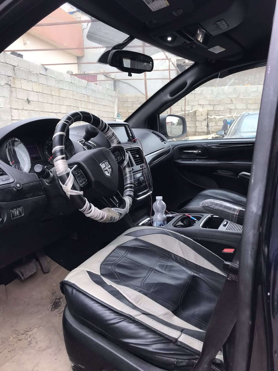 دوج كرفان 2017 gt

فول مواصفات  كشان امامي او خلفي جلد وتدفئه  استرين تدفئه پردات بلاديه  فرس بسقف    داخل اسود  كير او  محرك  بشرط   رقمها سليماني  تحويل ثاني يوم سنويه لحد 2030. 
السياره بيها منضومه غاز  ٨٠ لتر يعني انسى شي اسمه صرف. 
السياره بيها قطع صبغ اني ابيعها صبغ عام   سعرها١٢٠
***********
