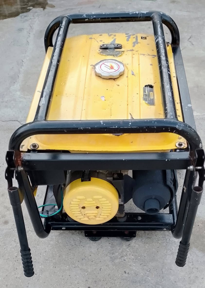 السلام عليكم مولد بنزين استرا كوري باب اول7 كيفي 28 امبير ملف نحاس سلف بكره شغال نقصها بس باتري مولد  نظيفه ما دخله تصليح  عل الفحص اقتصاديه بالصرف صوتها جدا هادئ كهرباء مستقره سعره 400 الهاتف ☎️*********** بي واتساب شراي يتصل مكاني بغداد قرب مجمع بسمايه اكو توصيل بكروه داخل بغداد فقط 🙏
