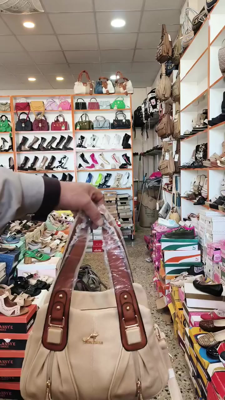 جديد الكنز.... حقيبه سوفت جلد طبيعي.... العنوان هيت مجمع نونه مقابل البلديه الجديده مباشر.. لدينا خدمة توصيل لكل العراق.... وللاستفسار ***********
