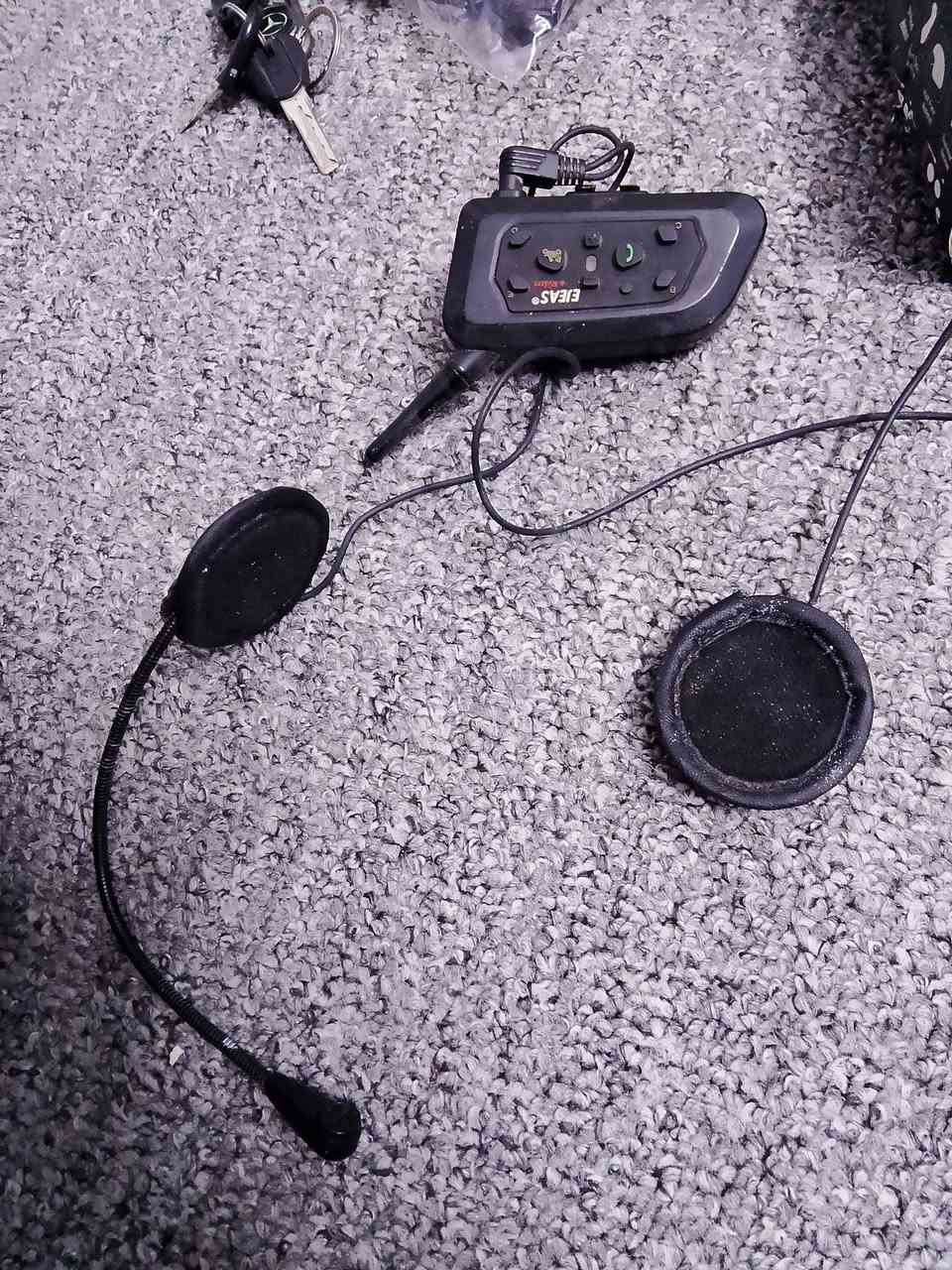 سلام عليكم سماعات خوذه دراجه نوعيه EJEAS نوعية جدا ممتازة سعر 25  مكان تاجي قرب  منشأه نصر موجود توصيل للي مكانه قريب ***********......***********واتساب
