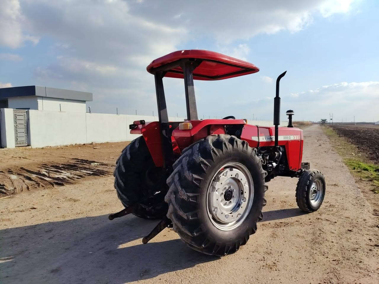 السلام عليكم 
تركتر للبيع موديل 2012 رقم سنويه سليمانيه تريد تحويل تريد وكالة  محرك ما مفتوح 
السعر: 75 ورقة و بيها مجال مكاني كركوك 
الاتصال ***********
