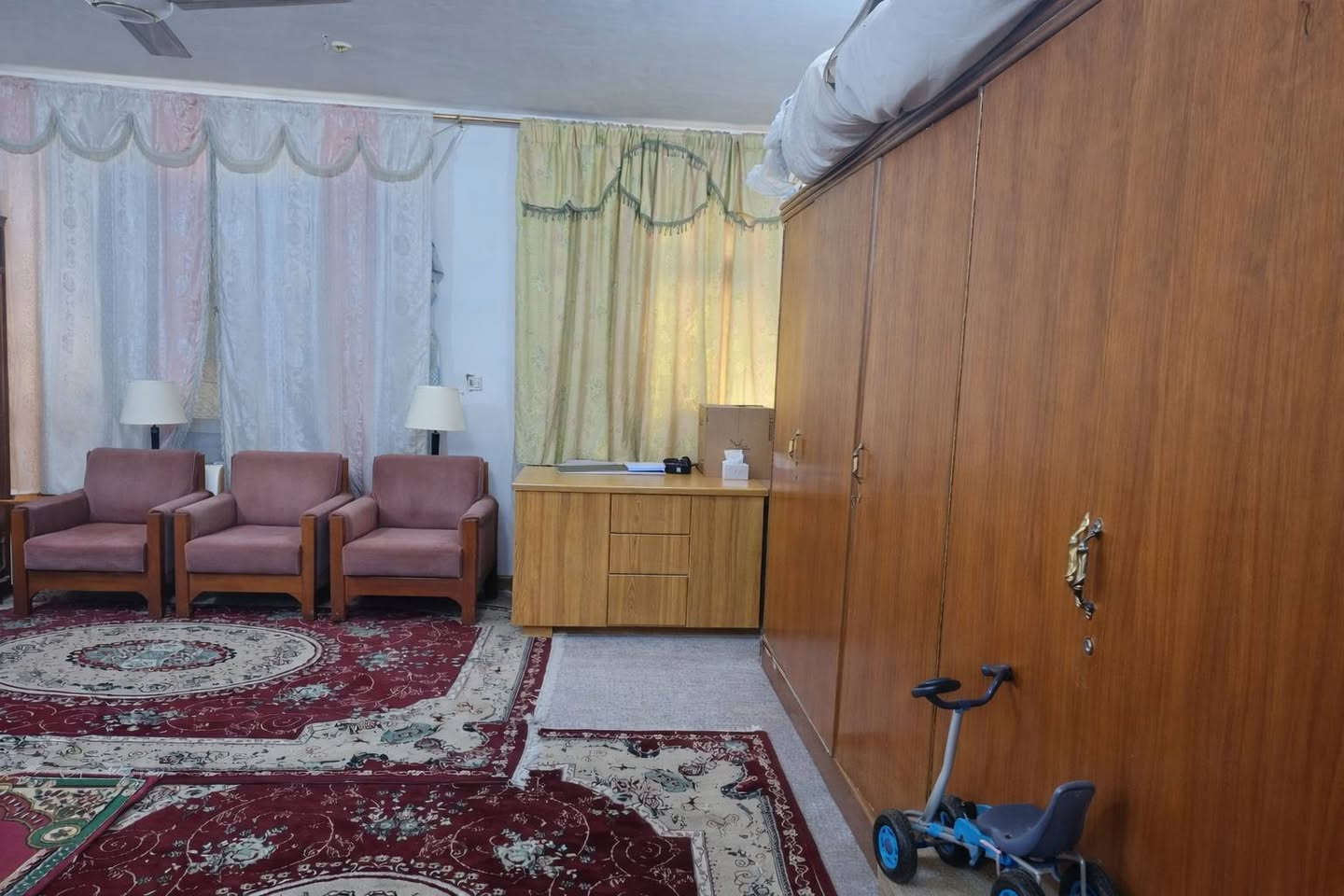 بيت في كربلاء حي القادسية
قريب جدا عن الحديقة وساحة عامة 
على شارعين تبليط
المساحة ١٥٠ متر كلها بناء
العرض ٦ متر
نزال ٢٥  
فيه غرفتان للنوم
واستقبال
صالتان واحدة في الطابق الأرضى والثانية في الطابق العلوي
مطبخ 
حمامات ٢
البيت مرتفع عن الشارع
بناء حديث
وأهم ما يميز البيت انه محاط بجار جيد  جدا
البيت يباع مع الأثاث
السعر ٢٥٠ مليون
رقم الهاتف *********** كربلاء, العراق
