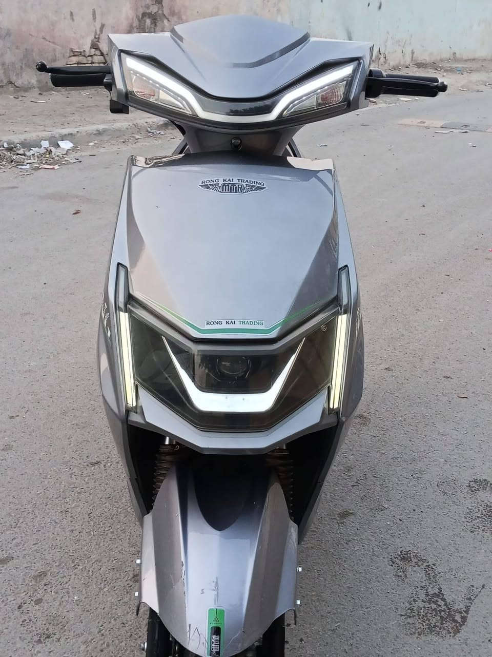 سلام عليكم دراجة شحن سكنس القرش من شركة MTR 2025 المواصفات
1-ملف 1500 نحاس حقيقي 

2- 3نمر

3- سرعة 71وية الوزن 61 حقيقي اب تطبيق وين

4- نضام رجوع الخلف R

5- لايت عالي ناصي زنون 

6- اشاير يمنة سيرى

7-نضام الباركP للحماية من السرقة 

8- منفض USP للشحن

9-هورن 

10- ابريكات الامامي دسك والخلفي بنز شغالات 

11-دبلات الامامي دهن والخلفي شغالات 

12- الدراجة بيها بصمة وسويج

13- قفل صندوق

14-استان صفحة وستان تعليگ

15- الدراجة تجي وياها مرايات بس ما شادهن

16- تايرات جدد

البطاريات 6 نص عمر اتمشيك 20 كيلو 

الدراجة جاهزة مابيها اي نقص 

السعر :650$ وبيها مجال 

العنوان بغداد جديدة النعيرية قرب كوكب سفن النجاة 

الرقم :***********
