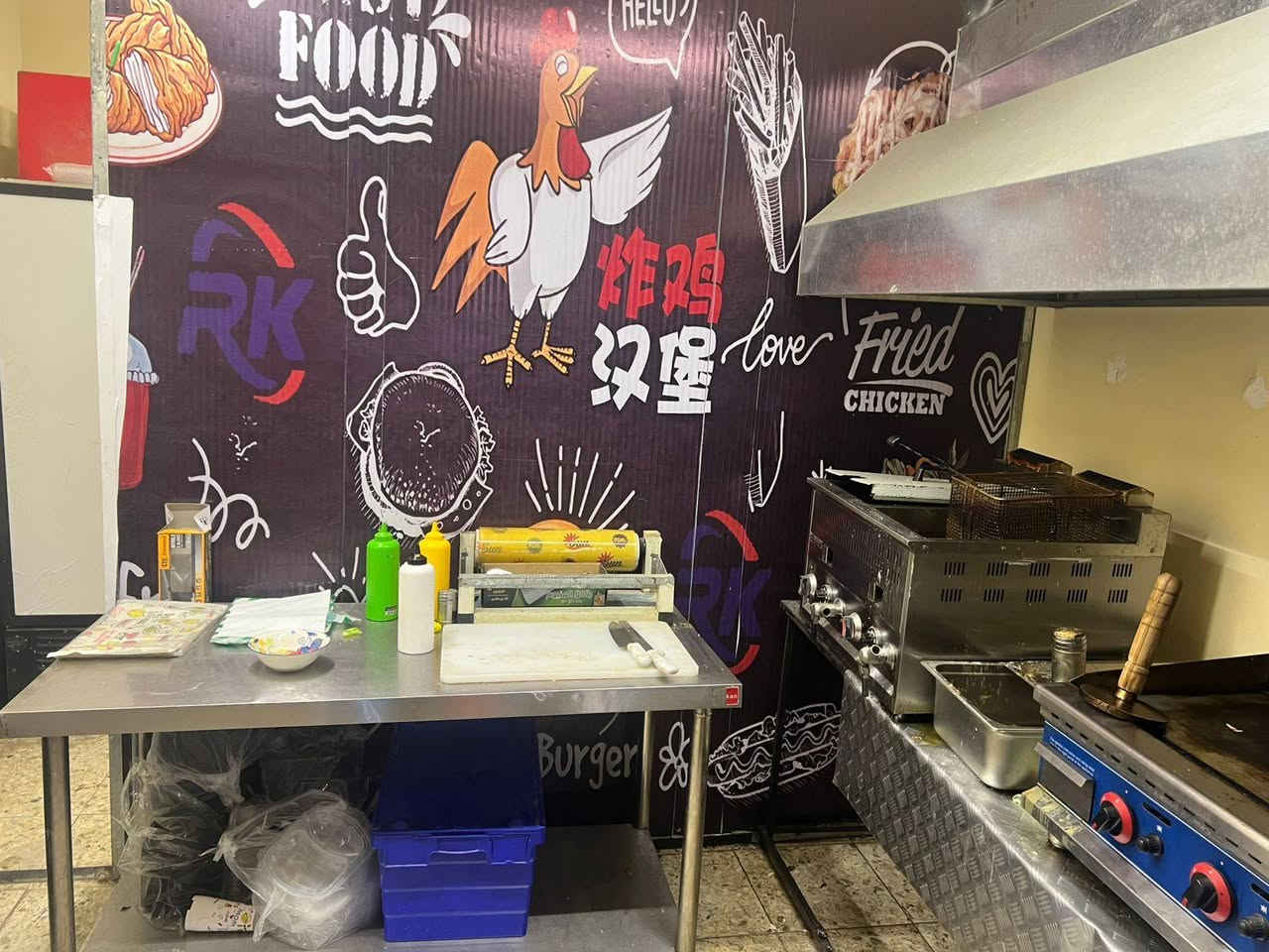 السلام عليكم مطعم اللبيع الموقع حي الجهاد شارع 40 
مطعم كامل مع شوايه فحم إيجار 350
السعر 5 مليون 
هاتف صاحب المحل (  0774 019 9922 )
