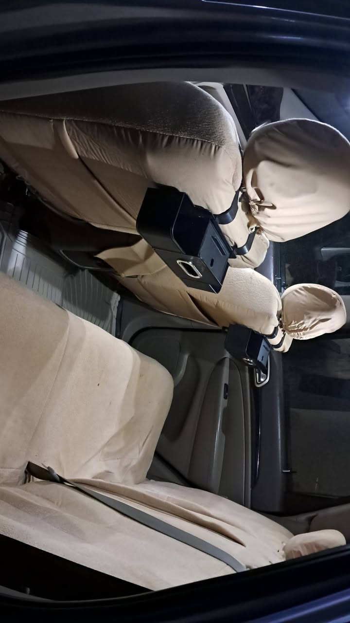 السلام عليكم
جيب لاريدو موديل 2011 سياره جديده ماشاءالله ماعايزها اي شي 
محرك 3600
كهربائيات كلها شغاله تواير جدد صدر جديد كشن كهرباء شاشه كاميره 5 بصمات تشغيل عن بعد السعر 170 
***********
