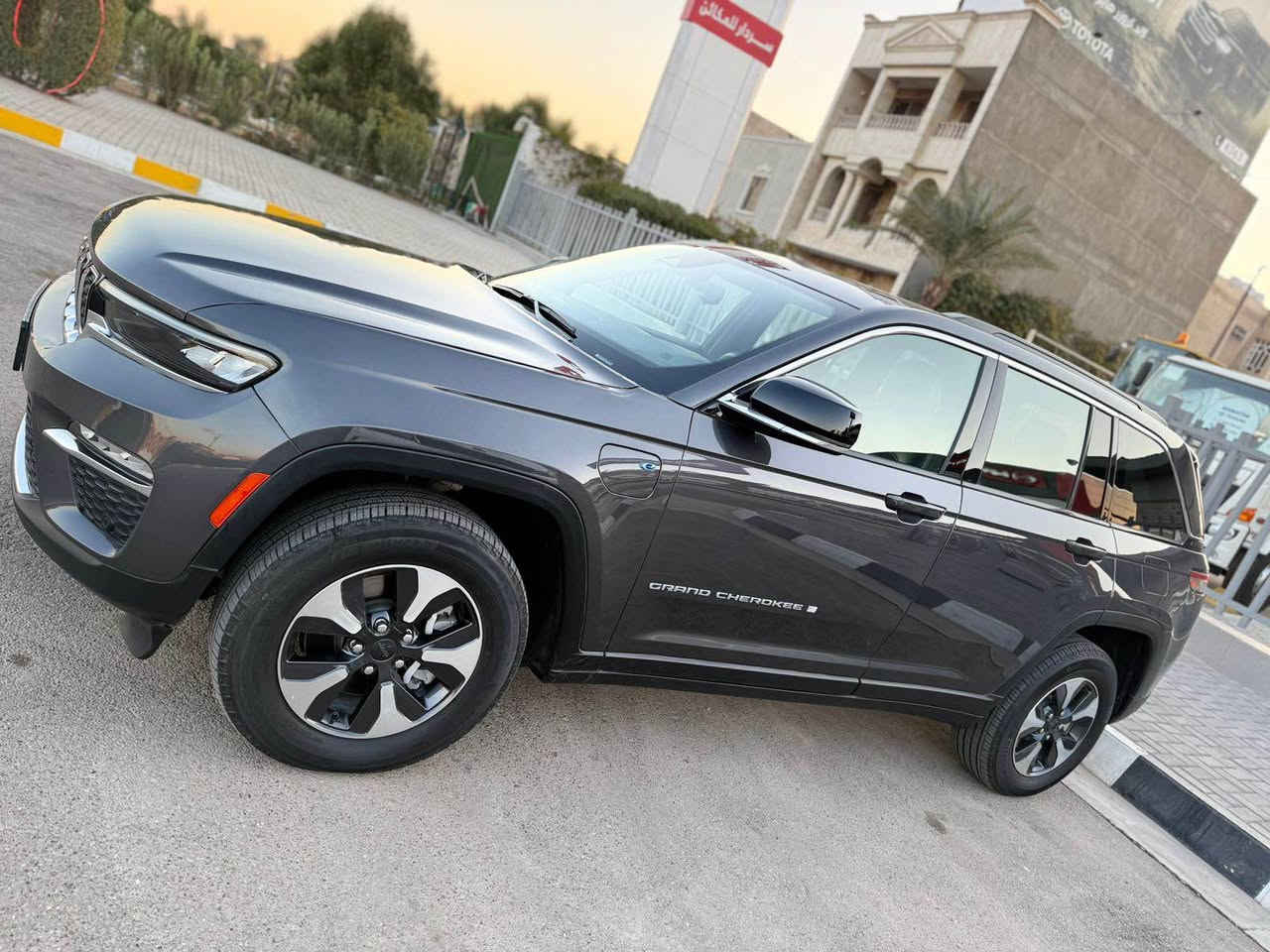 السلام عليكم 
للبيع جيب ماشيه 27 الف مايل

المواصفات 
 خمسة راكب
موديل 2024 
4XE 
بانوراما 
خزن ميموري 
رادار امامي 
رادار خلفي 
حساسات خلفي 
اوتو بريك 
نضام سبورت 
السياره نضام بلگن يعني ( كهرباء + بانزين + شحن) 
كشنات جلد 
هيتر كشنات 
فور ويل 
نضام منحدرات 
جنطه كهرباء 
كراسي كهرباء 

السياره فووووووول مواصفات 
حادثهه بنيد مبدل اصلي نفس اللون 
+ دعاميه اصليه نفس اللون

يعني السياره بدون قطرة صبغ وبدون دواخل شرط شاصي ولغد كفاااااله عامه 
گير محرك كفاله عامه

السعر 320 الف 

الرقم ***********
عنواني بغداد السيديه بغداد, العراق
