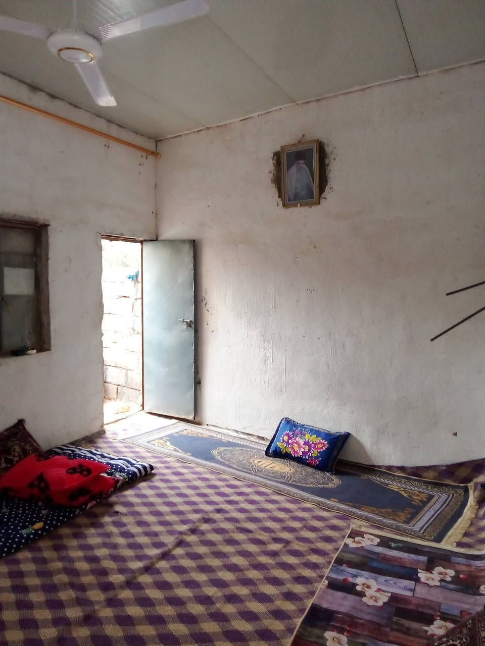 يوجد مشتمل للبيع في حي الحكيم شارع زرزور المساحة 110مربعه يتكون من غرفة نوم واستقبال ومطبخ ومنور وصحيات السقف سندويج مناسب جداً الشراي يتفضل خاص اويتصل على الرقم التالي ***********
