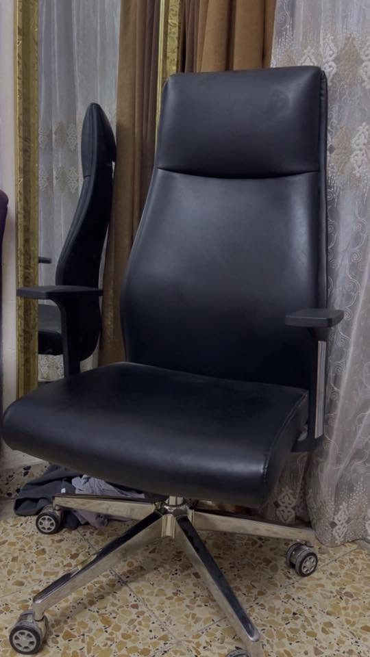 ميز هندسي مع كرسي دوار للاستفسار واتساب
***********
