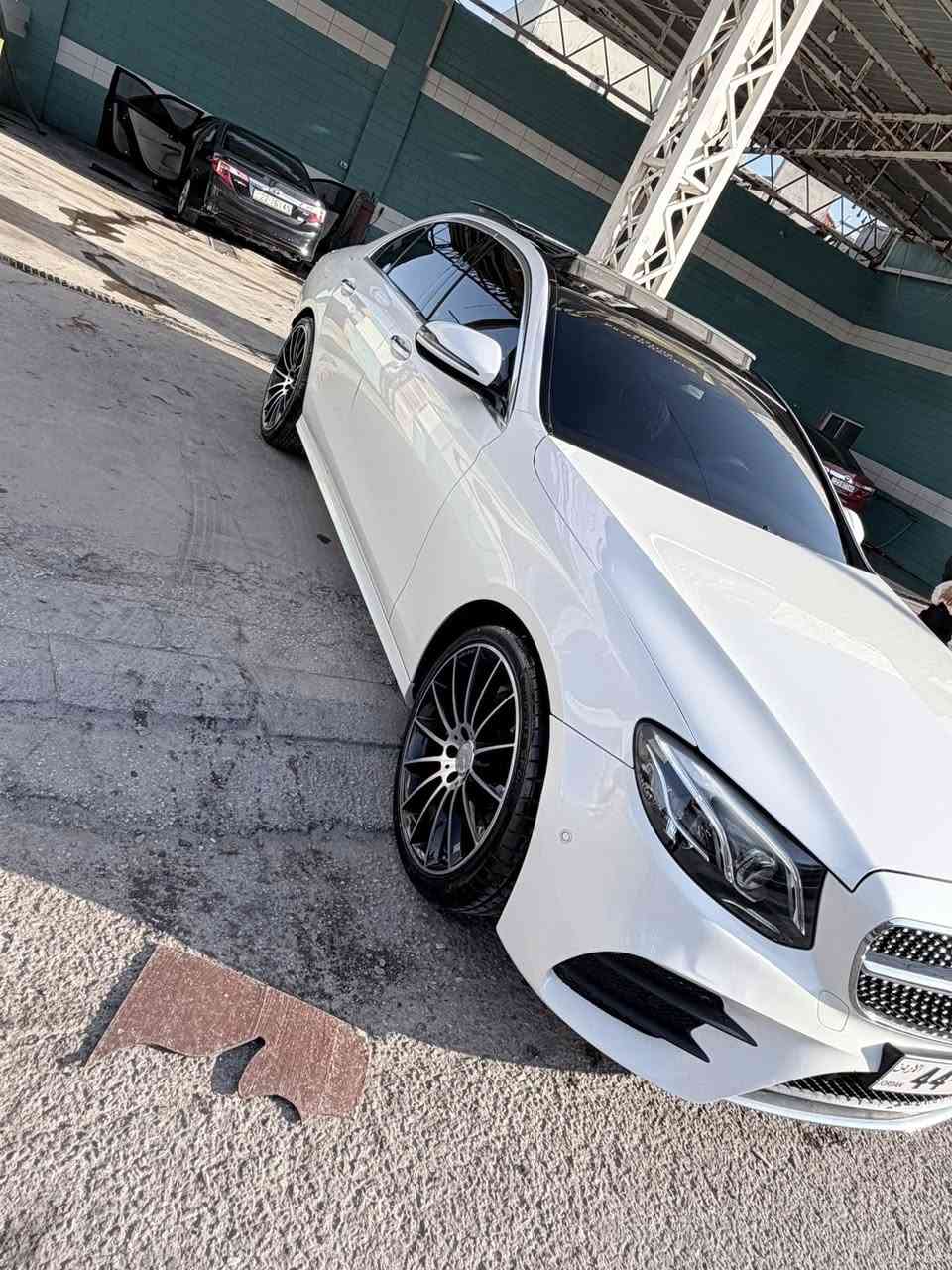Mercedes E200 2017 Amg kit Gasoline
فحص كامل ☑️ قابل للبدل 
المسافة المقطوعة 140 الف  كيلو متر 

اللون : ابيض لؤلؤي من الداخل جملي 

محرك : 
2000 سي سي
4 سلندر 
بنزين 
كوشوك جديد من اسبوع تركب 
زيت جديد من سبوع تغير 
سياره ولا ناقصها نوع من الصيانه
الاضافات :
اضاءه الفتحات المكيف
كت سبويلر امامي 2020
سقف بانوراما
مقاعد جلد كهرباء مع ذاكرة تخزين
تدفئة مقاعد امامية 
شاشة امامية متعددة الخصائص
بروجكتر على الزجاج الامامي
عداد ديجيتال 
كاميرات 360 درجة
شاشة معلومات
تحكم طارة
مثبت سرعة
بصمة تشغيل و دخول
اضوية امامية Multibeam led
تكيف مركزي خلفي
جنط المنيوم 20 AMG
رادار خلفي
صندوق خلفي كهرباء
حساسات اصطفاف امامية و خلفية
ماوس للتحكم بالشاشة
اضاءة نهارية Led
تحكم كهربائي بالستيرنج
شاشة معلومات
هاند بريك الكتروني
 
Paddle shifters  تحكم بالغيارات من خلال المقود 
Blind Spot monitor  حساس النقطة العمياء 
Bluetooth  بلوتوث 
Airbags  وسائد هوائية 
Auto lights  اضاءة ذاتية 
Eco start stop system  نظام توفير الوقود 
Rain sensor  حساس مطر 
Active brake assist  مساعد الفرامل الفعال 
Attention assist  مساعد الانتباه
السعر

32000 قابل للتفاوض 

للاستفسار0798664083


**إذا كنت صاحب هذا الإعلان وتريد حذفه لأي سبب، رجاءا أرسل رسالة إلى الدعم الفني**