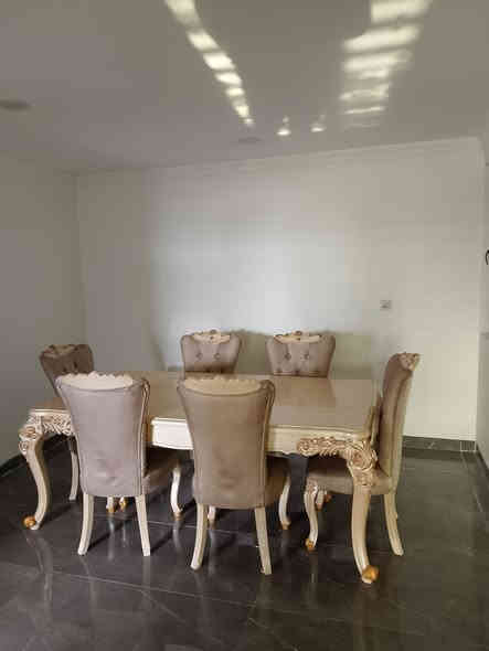 طاولة طعام رئاسي للبيع 6 كراسي السعر 200 الف 
***********
