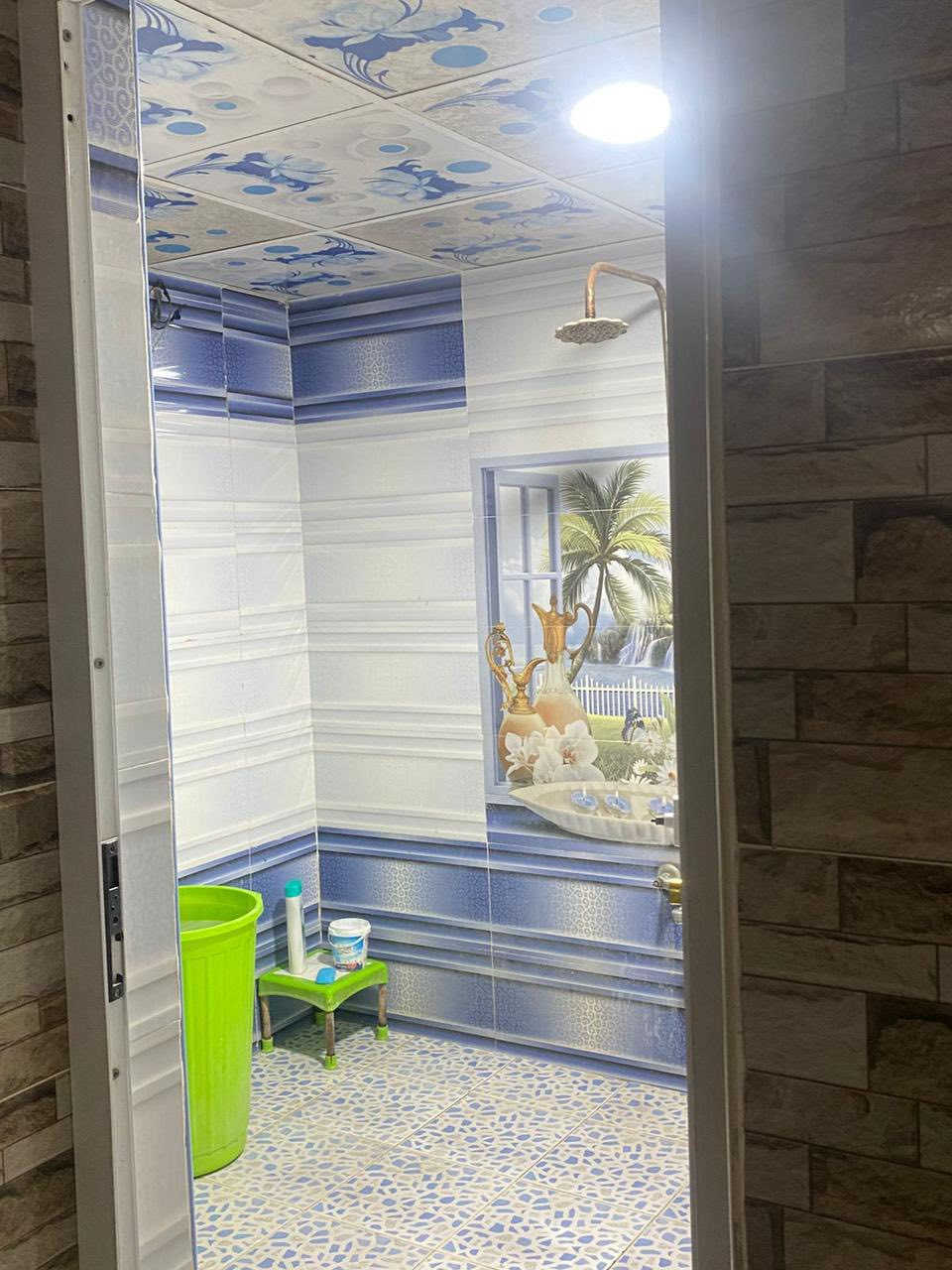 دار للبيع مع قطعه في منطقة المهدي خلف جسر على التبليط مباشرة الخدمات كلها متوفرة
نصف دونم (١٢٥٠م) 
مساحة البناء ٢٢٥م 
مساحة المتبقيه 1005م
يتكون دار من ثلاث غرف و صالة و مطبخ حار و بارد و مجمع صحيات 
البيت بناء ٢٠٢٠ و نقصه فقط ارضية و الاستقبال خارجي نقصه تشطيب داخلي 
***********
