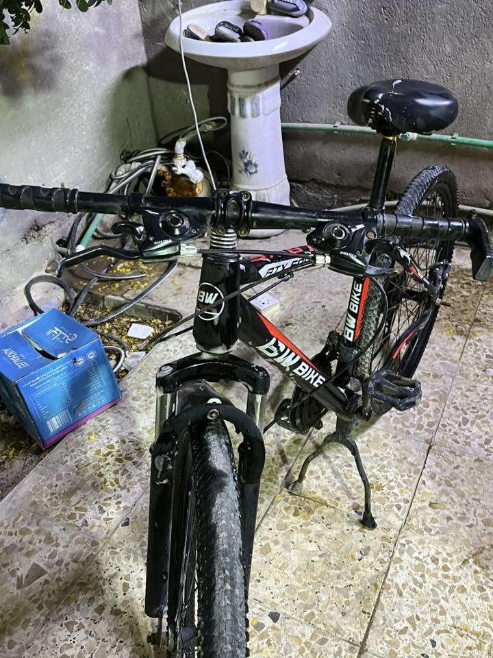 السلام عليكم   بايسكل جبلي  للبيع  كلشي شغال  بي بس بدلات عطلانه يرادله وايرات  سعره 100 الف مكاني البصره الزبير رقمي ***********
