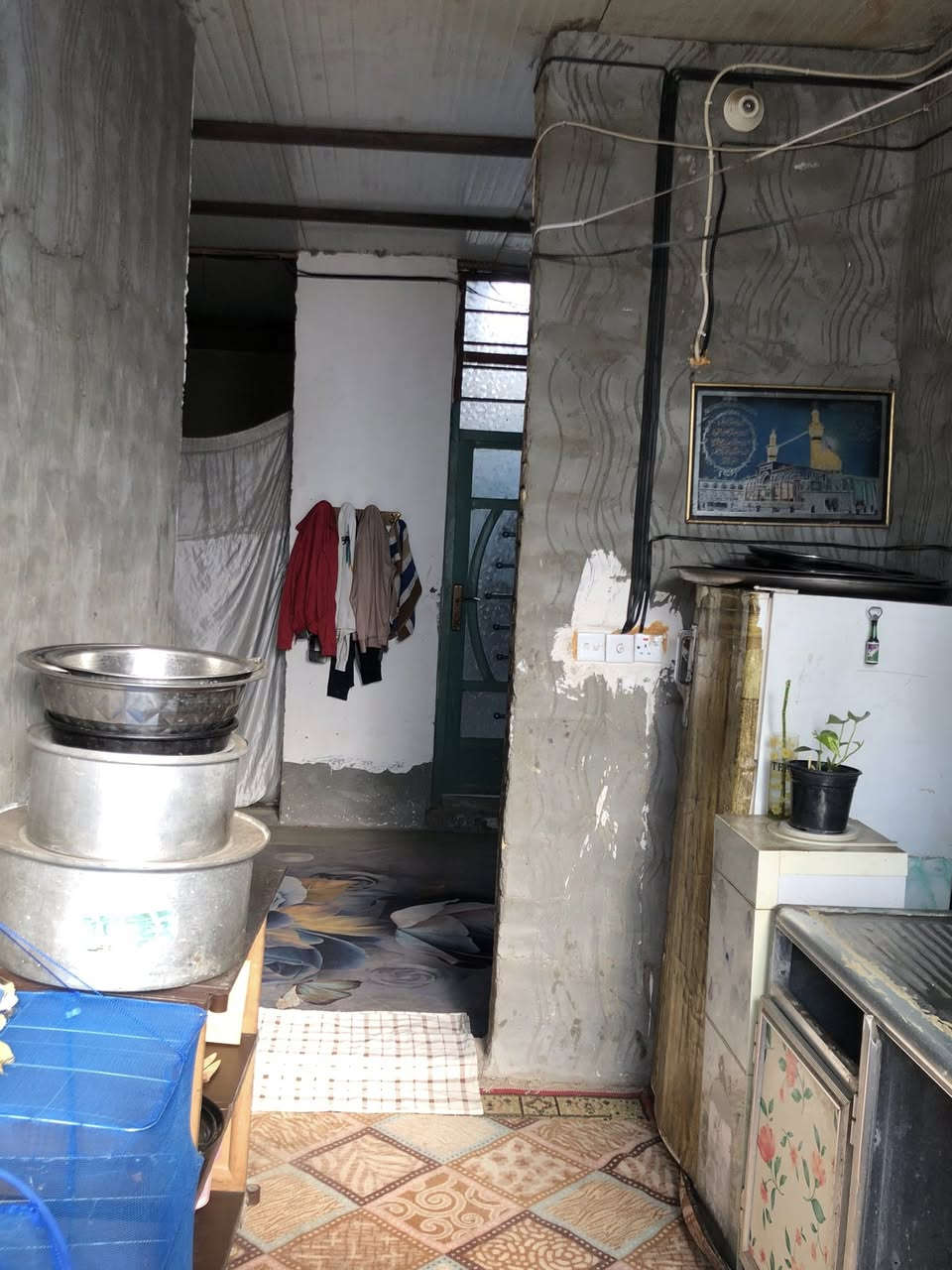 بيت للبيع في الحله حي العسكري شارع 80 حي النصر قريب على الشارع ويتوفر ماء دائماً والمولدة قريبة :البيت 100 متر مربع  سقف سندويش  طابو زراعي سند 25 يحتوي على غرفه مطبخ صاله كليدور السعر 37مليون باقي التفاصيل الإتصال على رقم صاحب البيت  ‭.  ***********‬
