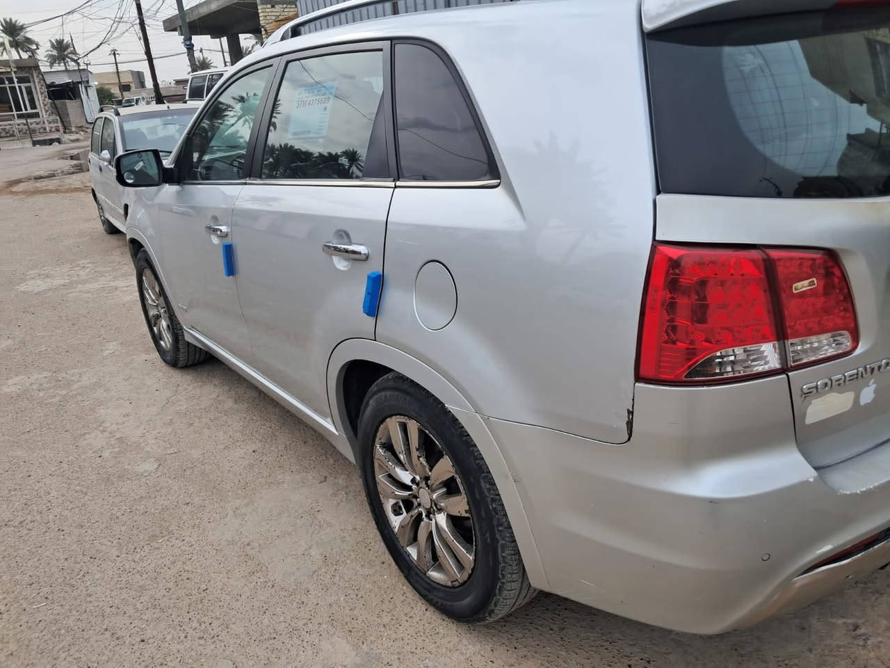 السلام عليكم للبيع كيا سورنتو موديل 2013فول مواصفات وارد امريكي مكينه 6سلندر رقم بغداد جديد سنويه جديده بأسمي تخم تاير جديد بيها صبغ بنيد صور الحادث مرفقه بلمنشور مكان السياره بغداد شهداء البياع ***********0
