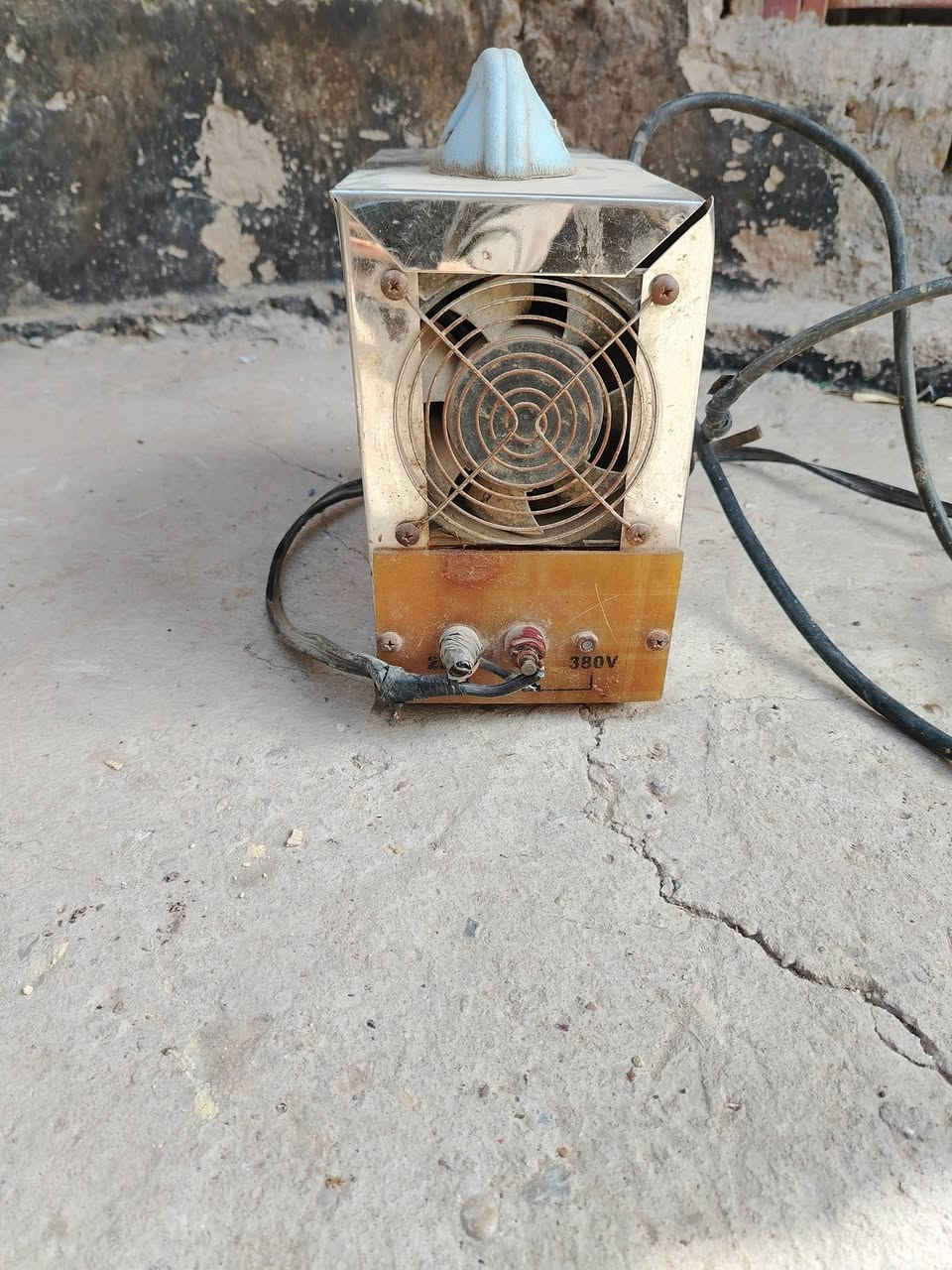 سلام عليكم ورحمة الله وبركاته مكاين  لحيم للبيع اصليات مامصلحات ولا مفتوح بيهن برغي شرط الشغل لحيم هرش ال١٨٠ امبير ب٦٥ وبيه مجال والثانيه ٢٥٠ امبير سعرها ٧٥ مكانهن ديوانيه البدير ***********
