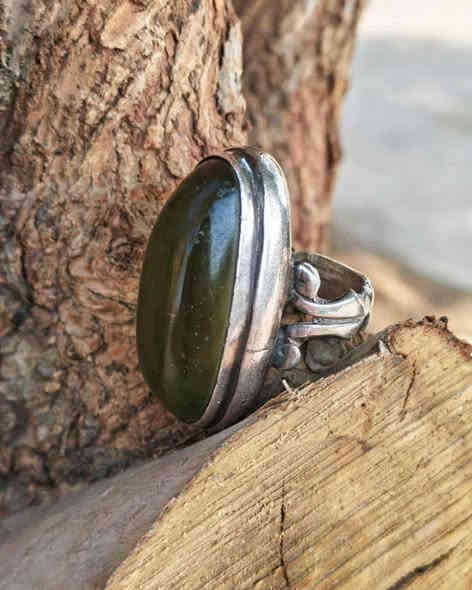 السلام عليكم در نفطي لون مميز جدا حجم الحجره ٤ س يعني خشن تواصل خاص او 0770 9826039
