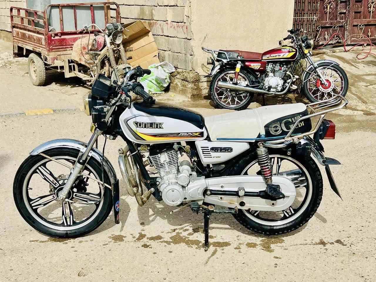 سيفان موديل 2023 دراجه خير من الله مابيه كل نقص محرك برغي🔩مامفتوح بي كهربائية كلهه شغاله أوراق كامله السعر 500 وبيه مجال لاستفسار ع هاذه الرقم *********** مكاني ديالى الخالص
