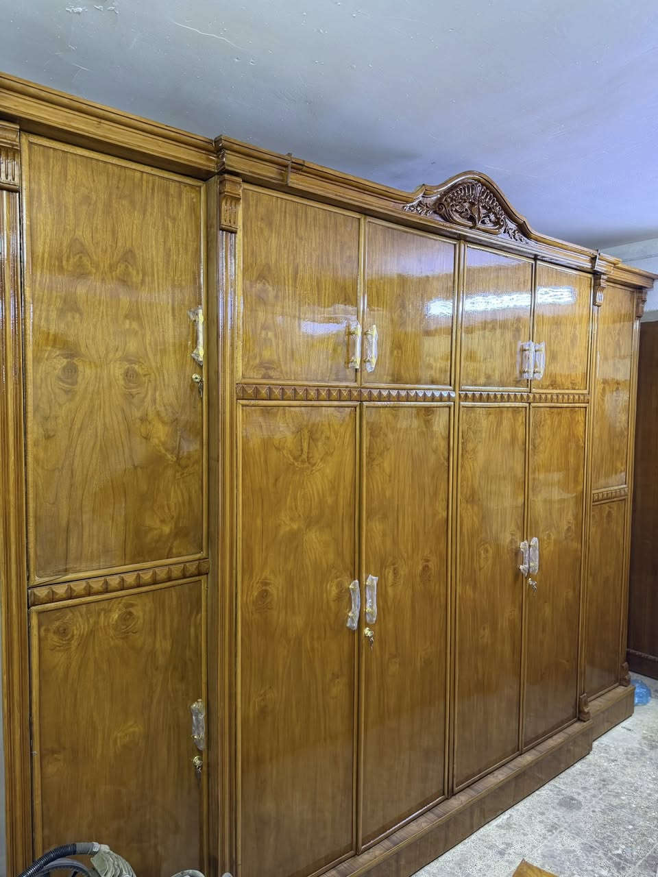 غرفة عراقية جديدة داخل خارج صاج الوجه ٥ ملم والداخل ٤ ملم الضهر جرجربة دفن والزاوية ارتفاع الكنتور  وكومدي احذية كبير وجتف زان اي استفسار على الرقم *********** او على الخاص
