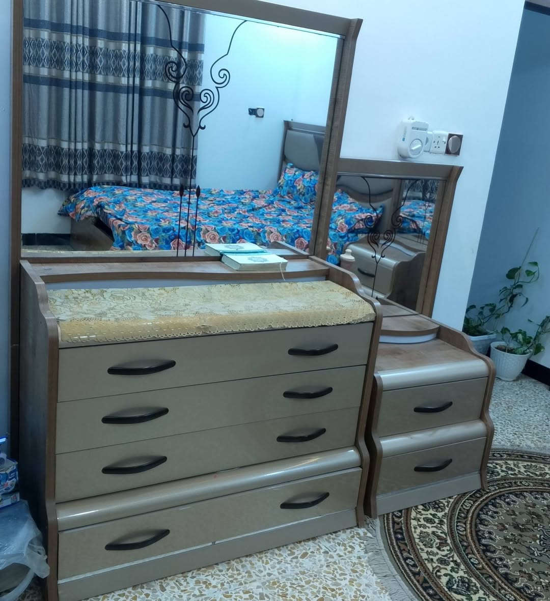 للبيع مستعجل 
غرفة نوم تركي مستعمله
تخت نفرين وكمداين اثنين 
وقنصور ومراية
نظافتها مثل ماواضح كدامكم
السعر400وبيها مجال
للتواصل واتساب:
***********
