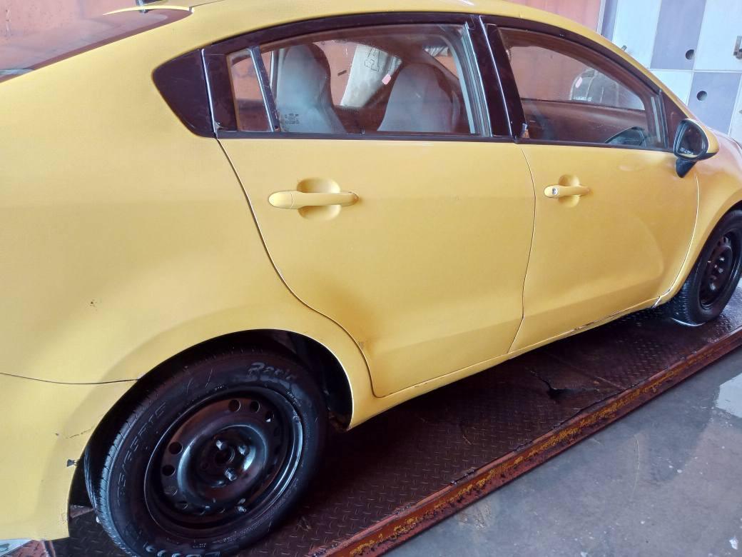 السلام عليكم كية ريو امريكي تكسي موديل ٢٠١٥ رقم قادسية بيه ضربه جاملغ وباب جهت السايق ومصلح مامبدل مكينه ١٦٠٠ صالي٤اشهر من شديته مكينه جديدة. كير على الشرط 
سنويه ساقطة صاله سنتين. 
تبريد شغال كلشي شارحلك والسونار موجود بالصور 
 سعرهه٦٧وبيه قليل مجال للاتصال *********** ديوانية, القادسية
