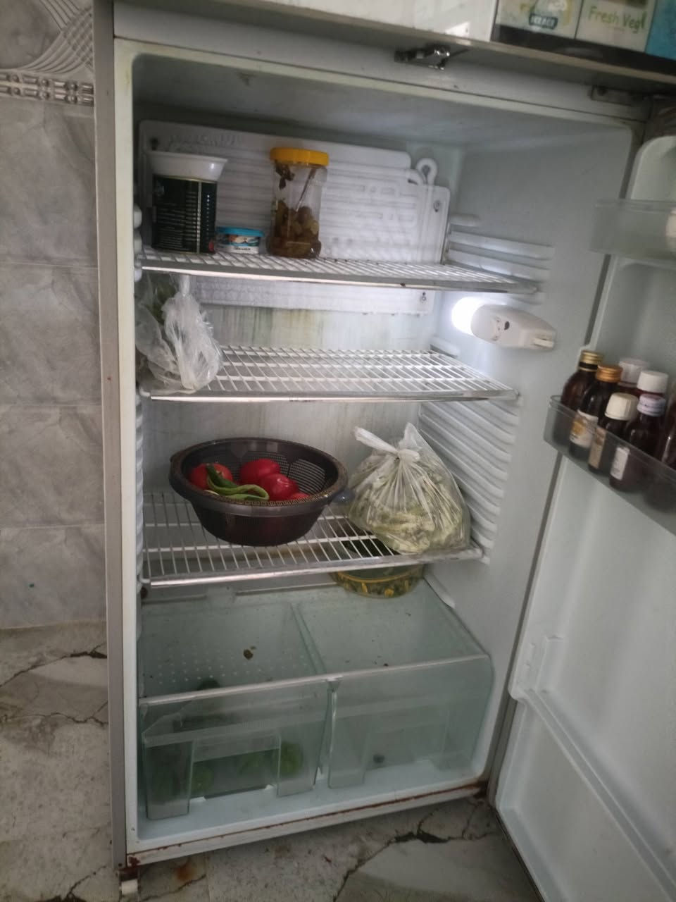 ثلاجه للبيع جديده 10 أو 12 قدم تجميد فولل السعر 300 وبيهه مجال العنوان 6 كيلو ***********
