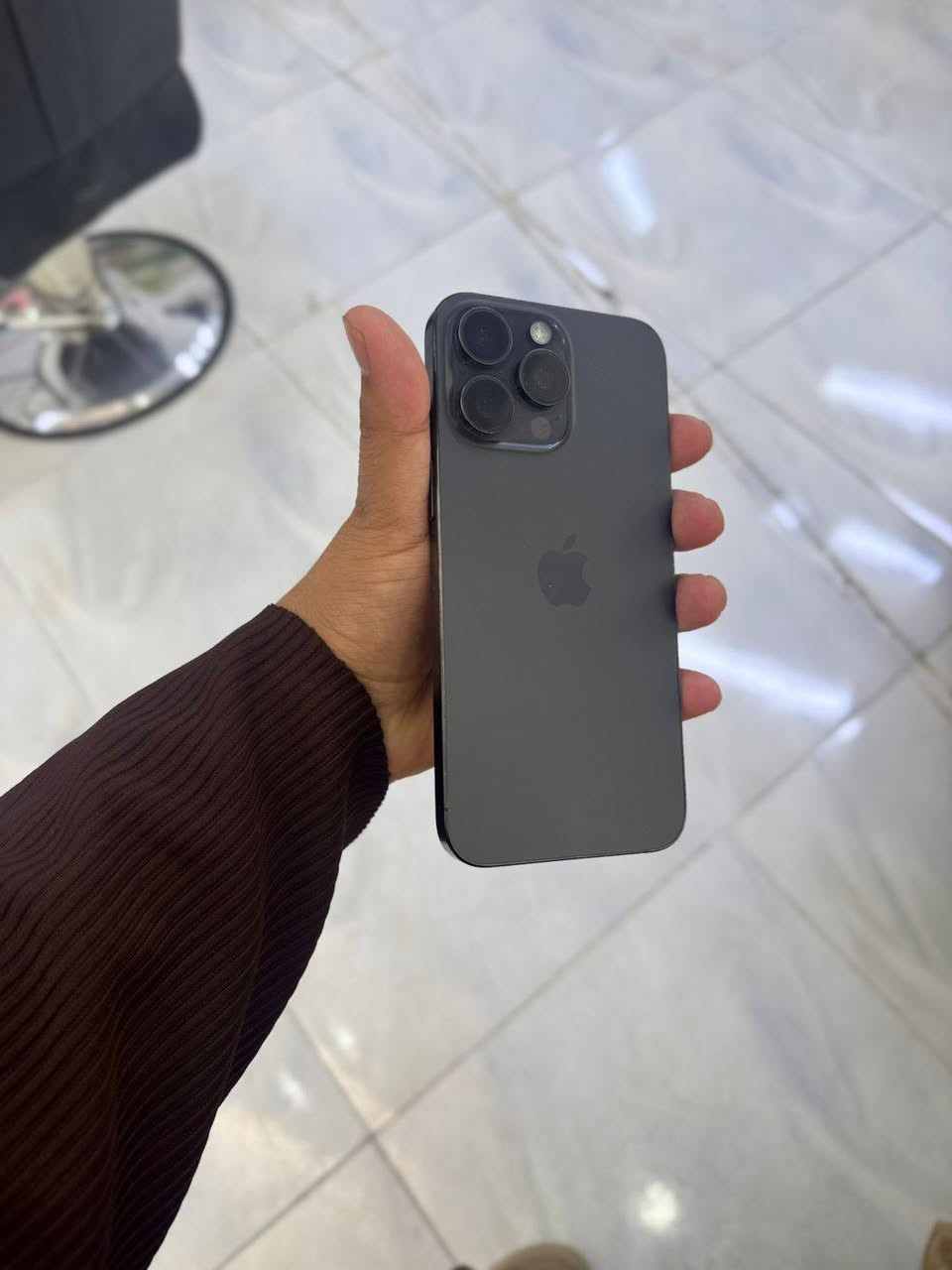 السلام عليكم ١٥ برو ماكس 
واحد تيره 
بطاريه ٨٦ جهاز نضافه فول مبدل شاشه اصليه شرط اصليه كلشي شغال شرق أوسط الجهاز سعره ب٩٠٠ الشراي يتصل و بالخدمه 
***********
