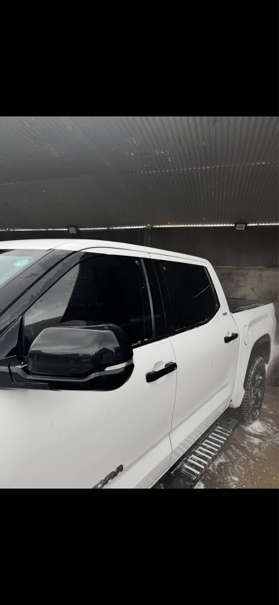 تويتا توندرا ٢٠٢٢  لوك لوك ره سمي ده عمي دانراوه ريك ئه وه نده ي بوياغه سه ياره كه وه ك كلين وايه لوكه شوختيشي پيوه نييه زور تازه و جوانه چوار تايه و ويلي لوكي له ژيره ٦٥ هه زار ميل روشتووه سه ياره كه هه موو گياني به شه رته ده عمي بوو ده عمي تاك اكسله موافه قه ي جام ره شي هه يه *********** أربيل, العراق
