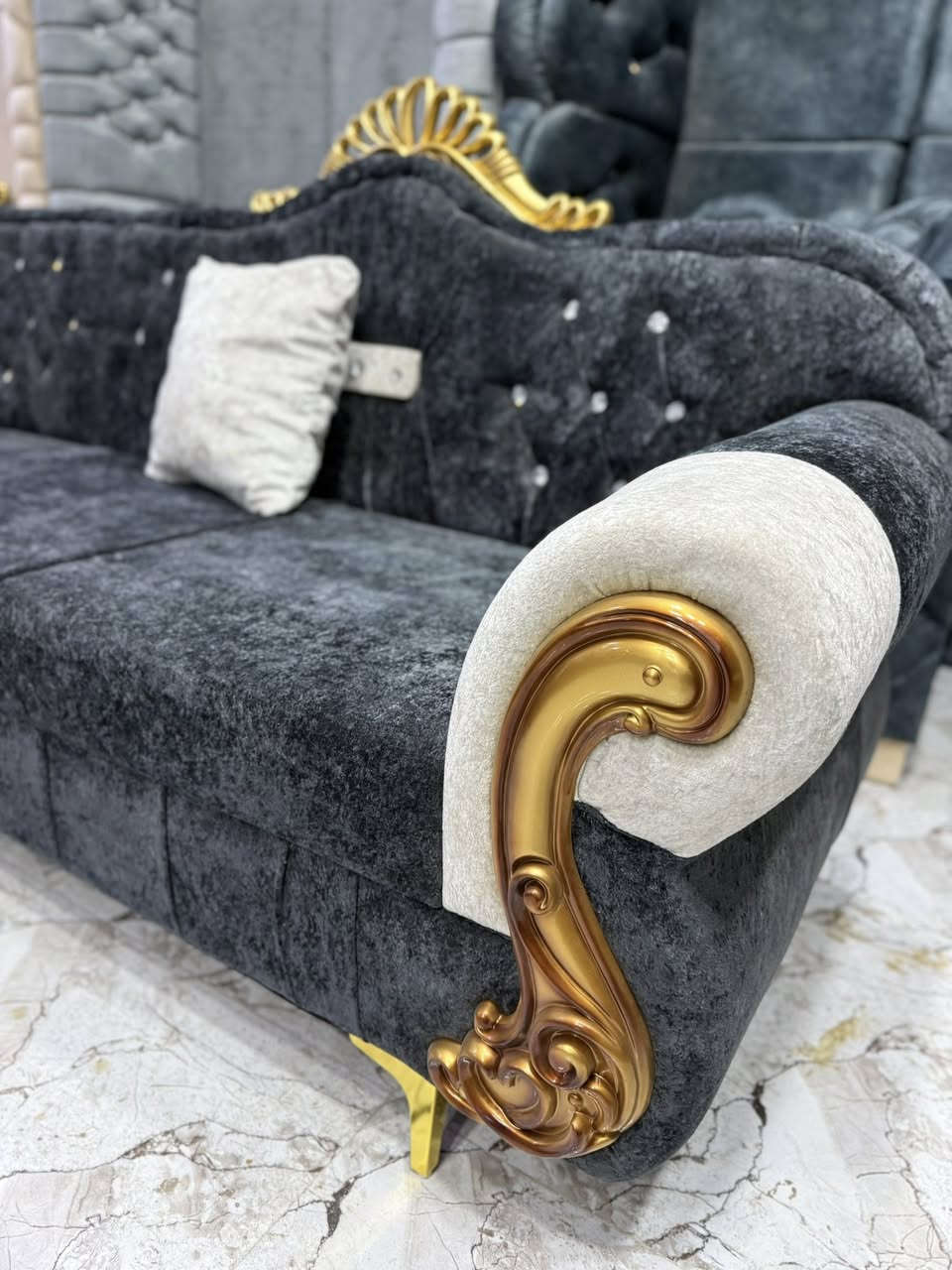 معرض اليقين الاثاث المنزلي
ديوان ملكي تاج شغل درجة اولى حطاطة خشب مقعد بلوك اسود سفنج 10سانتيم 
ضمان حقيقي 5سنوات سفنج +خشب
للحجز او الاستفسار ***********
متوفر جميع الموديلات والقياسات حسب الطلب وبسعر المعمل
للحجز او الاستفسار ***********وبي واتساب
