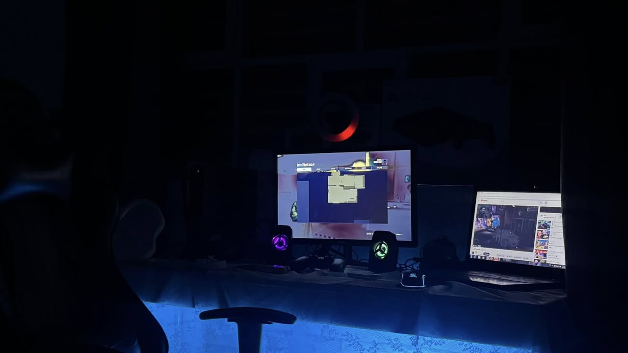 سلام عليكم 
بلي 4 مهكر  نضفافة 100:100  
1تيرة 
مع شاشة مثل ما موضح 
مع الملحقات سمعات  وستاند مبرد  مال بلي يدة 
وحدة 
السعر 375 الف 
الاتصال ***********
