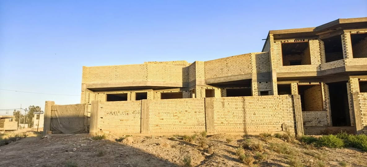 السلام عليكم عدنه بيت ٣٠٠ متر رفت طابوك بي ٣ غرف واستقبال كبير مع صغير قريب ع شارع بغداد كربلاء المكان العوجه صاير بين المطعمين سادس قطعه ***********
